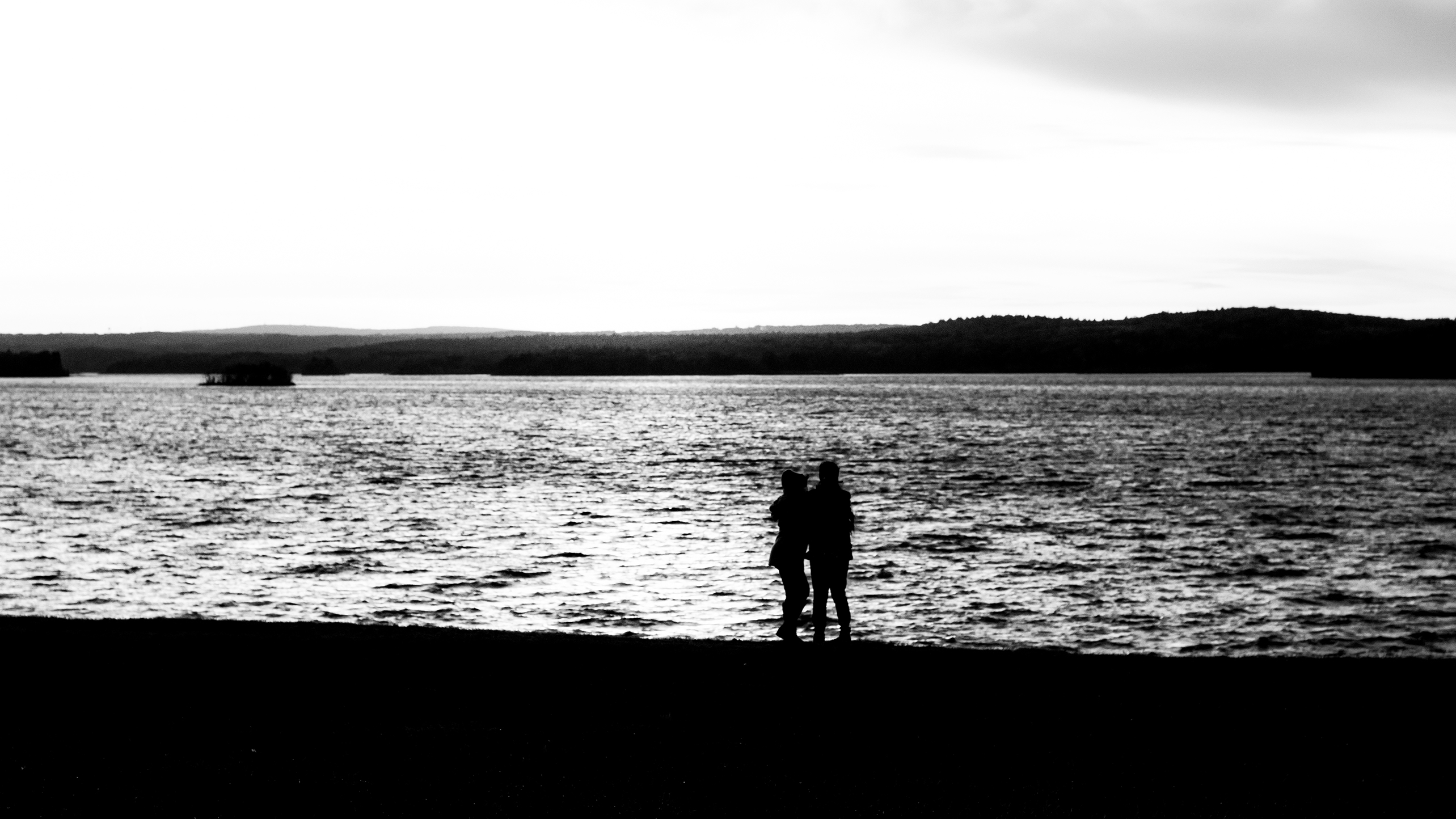 Silhouette Monochrome Low Saturation Hugging Lake Island Love Outdoors Water 2567x1444