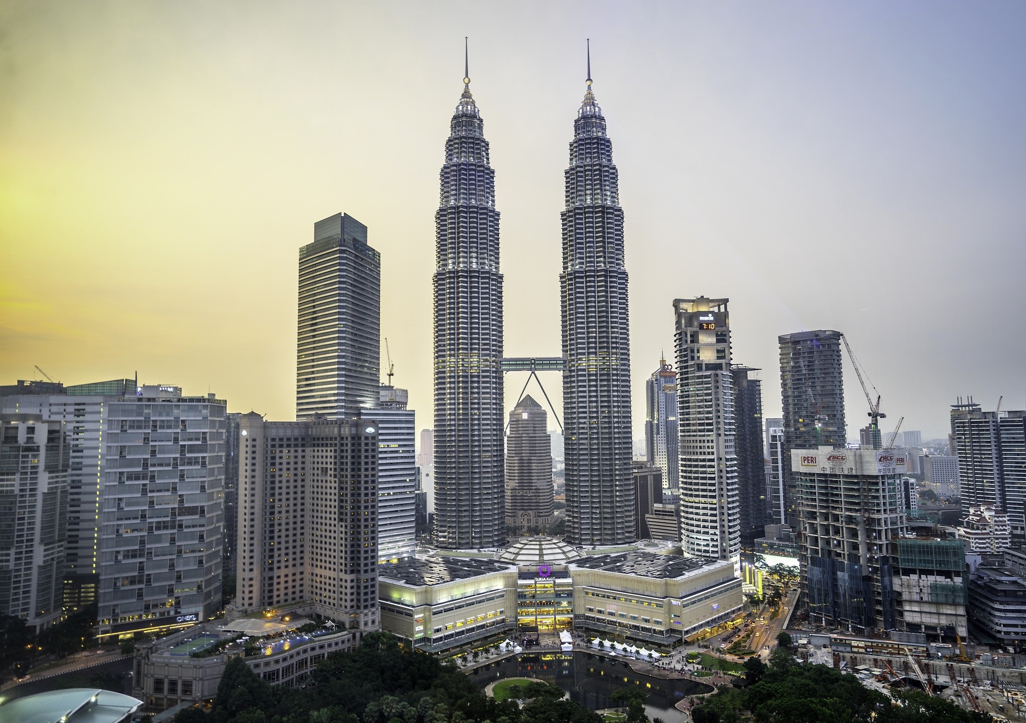 Building City Kuala Lumpur Malaysia Petronas Towers Skyscraper 2048x1444