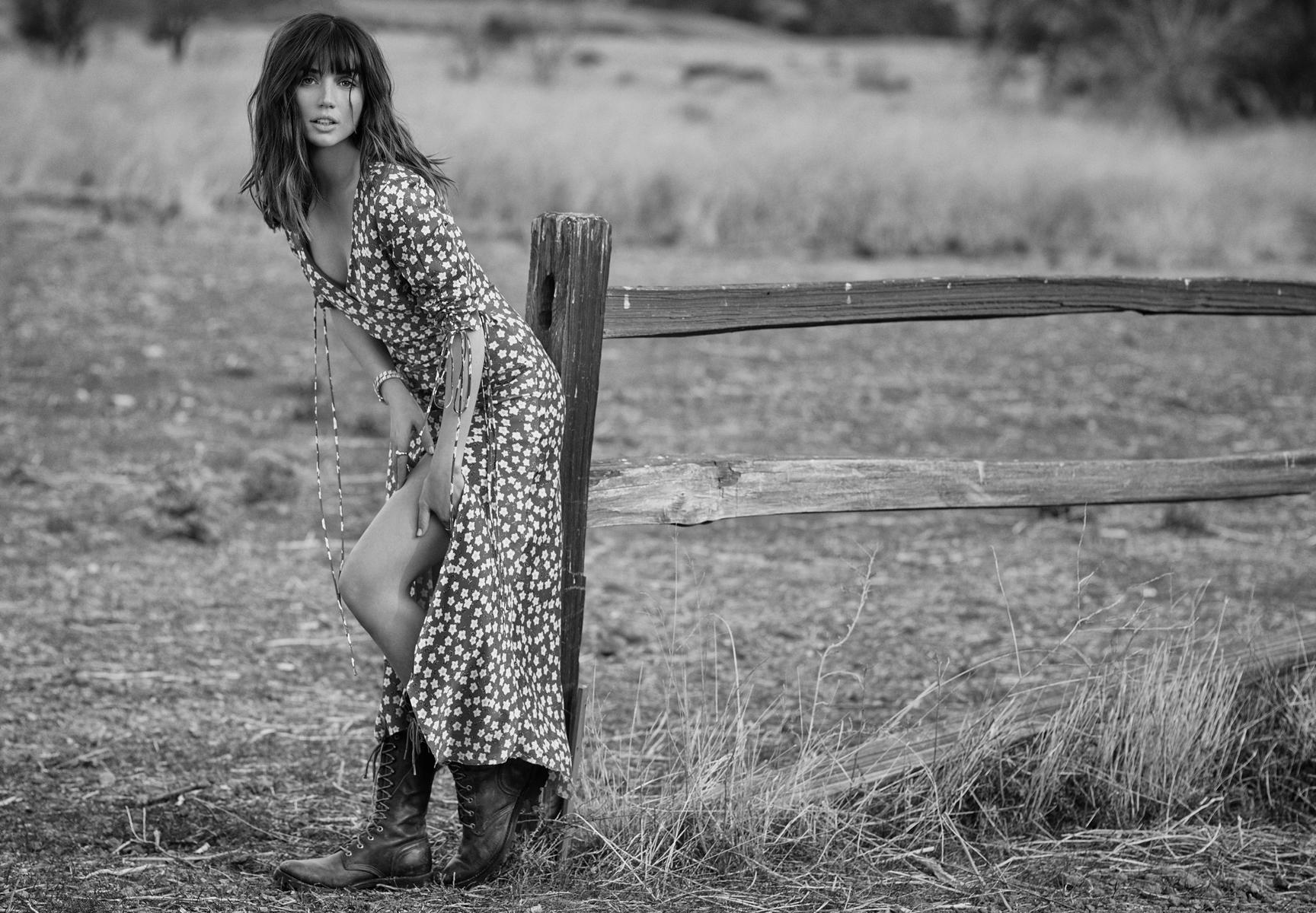 Women Model Photography Monochrome Looking At Viewer Actress Ana De Armas Fence Boots Legs Grass Cel 1728x1200