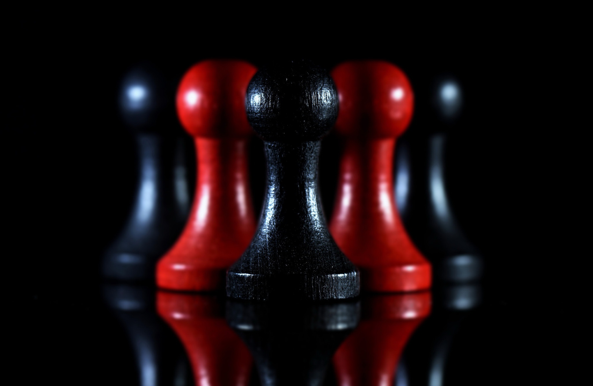 Black Chess Close Up Red Reflection 2048x1332