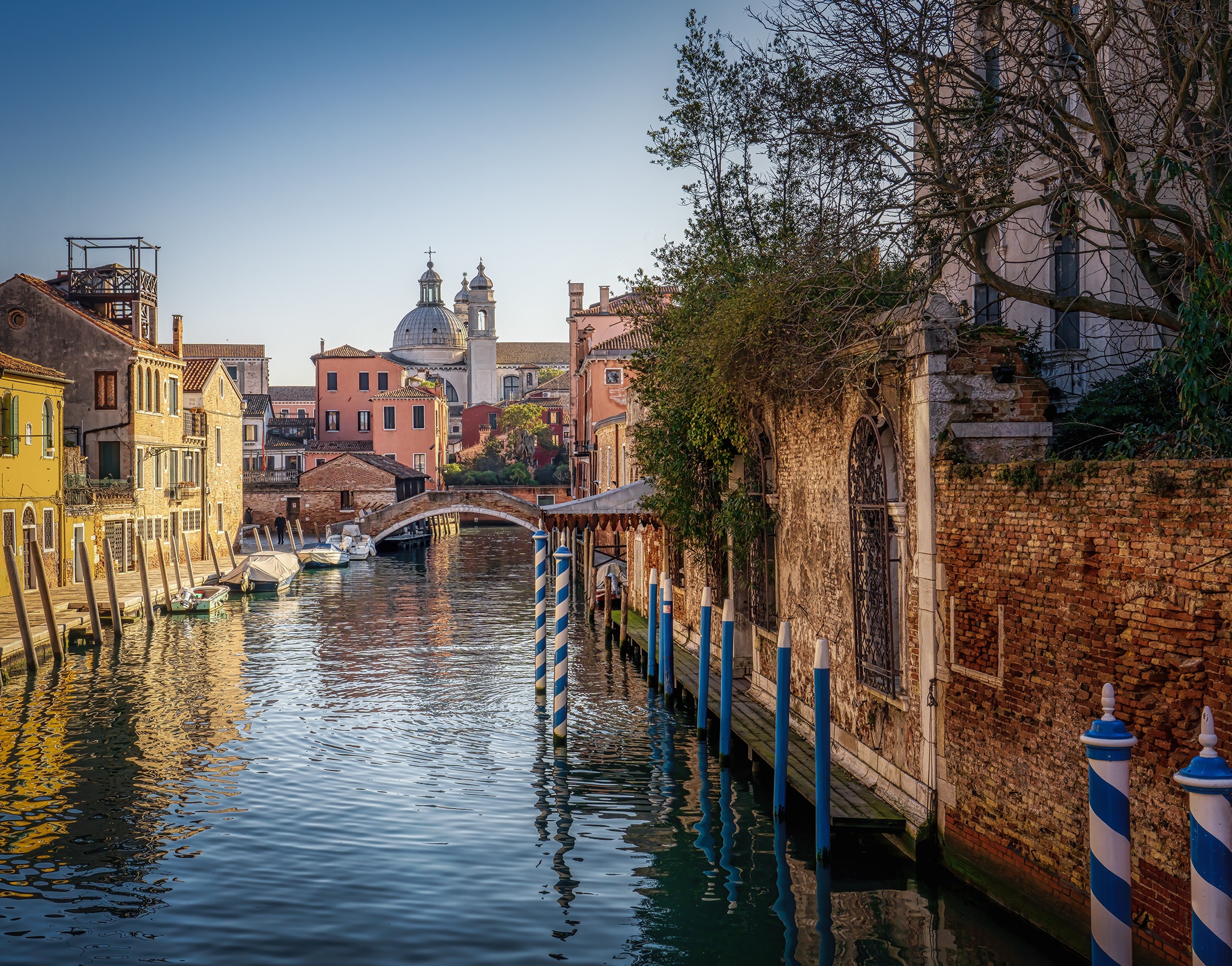 Boat Bridge Canal City House Italy Venice 2125x1666