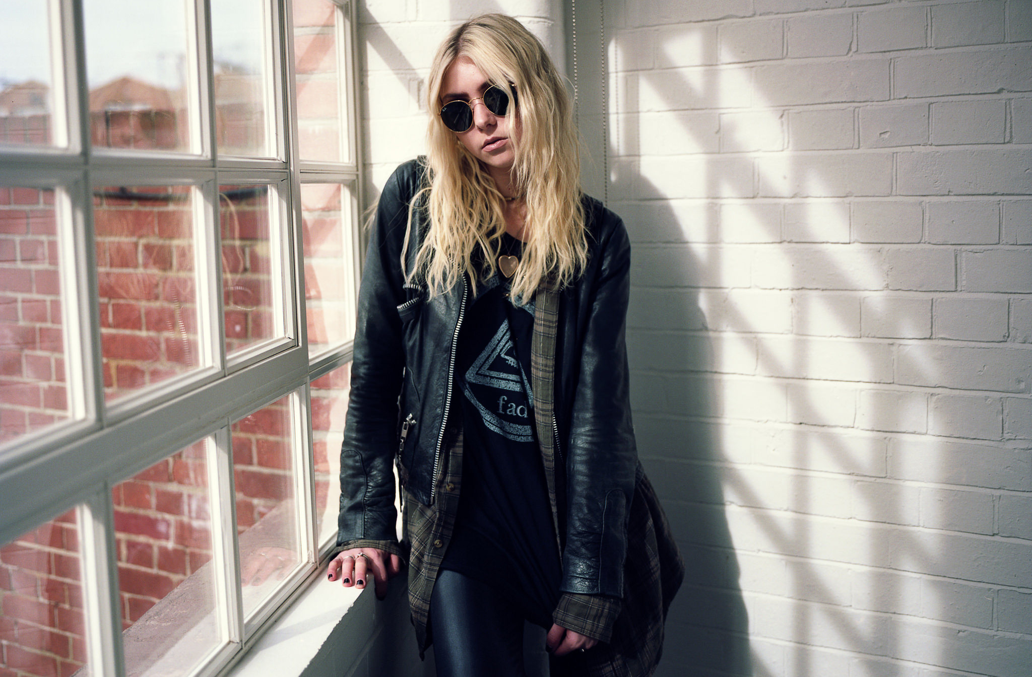 The Pretty Reckless Music Women Celebrity Actress Singer Songwriters Blond Hair Leather Jackets Glas 2048x1344