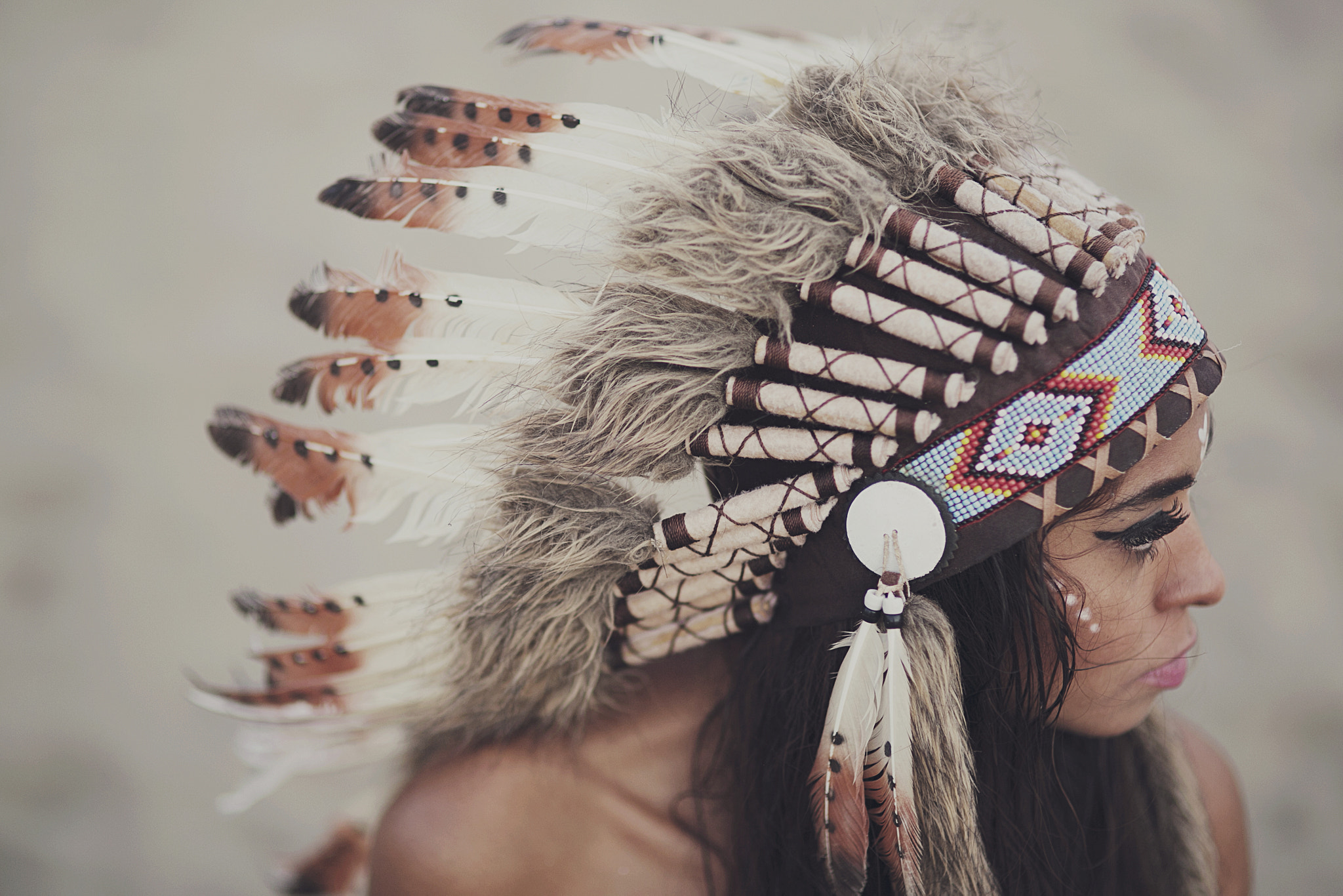 Women Model Indian Hat Makeup Brunette Long Hair Collar Bone Looking Away Feathers 2048x1366