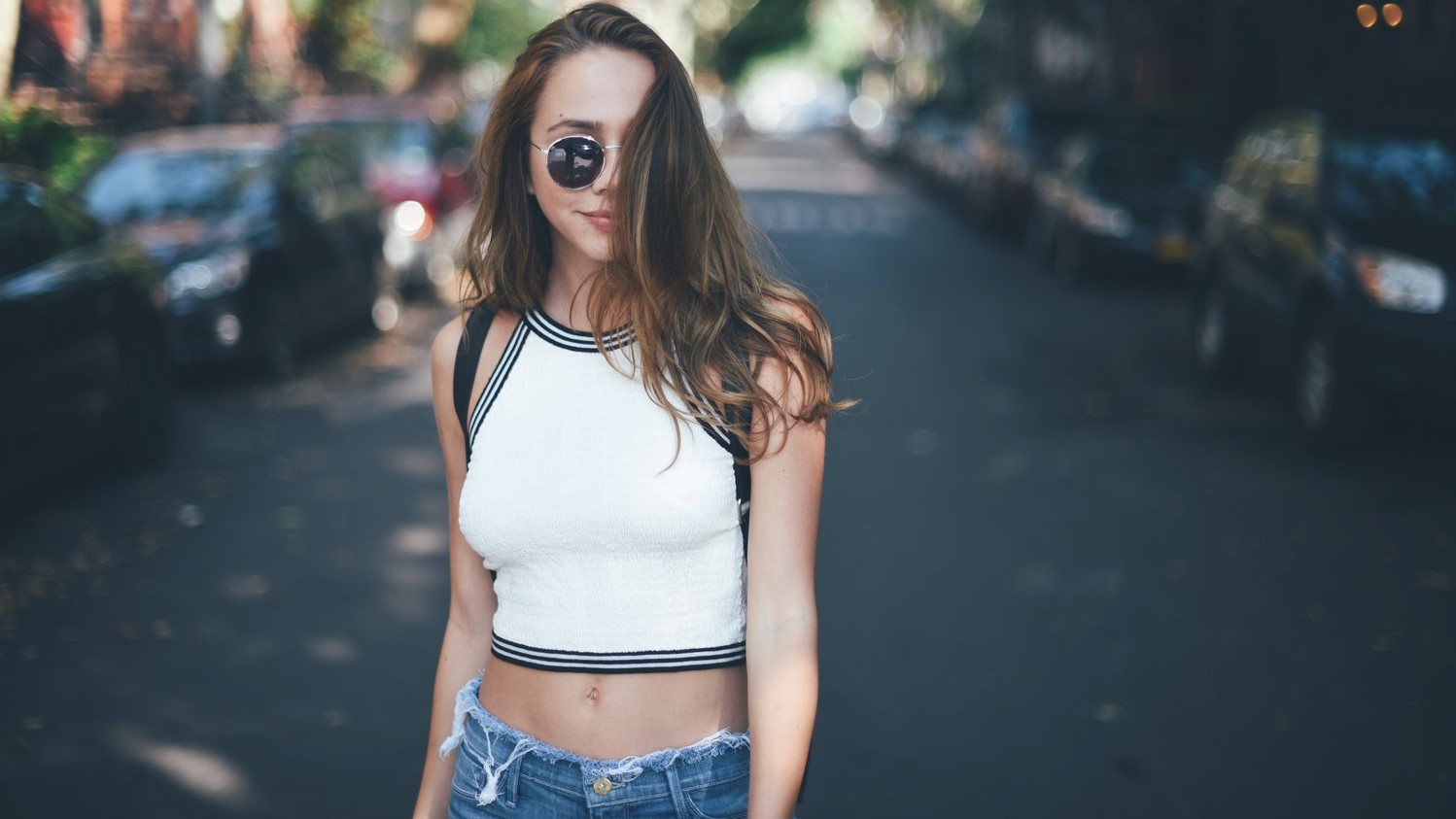 Hair Covering Eyes Sunglasses Women With Shades Crop Top Bare Midriff Navels Street Fashion Depth Of 1498x843