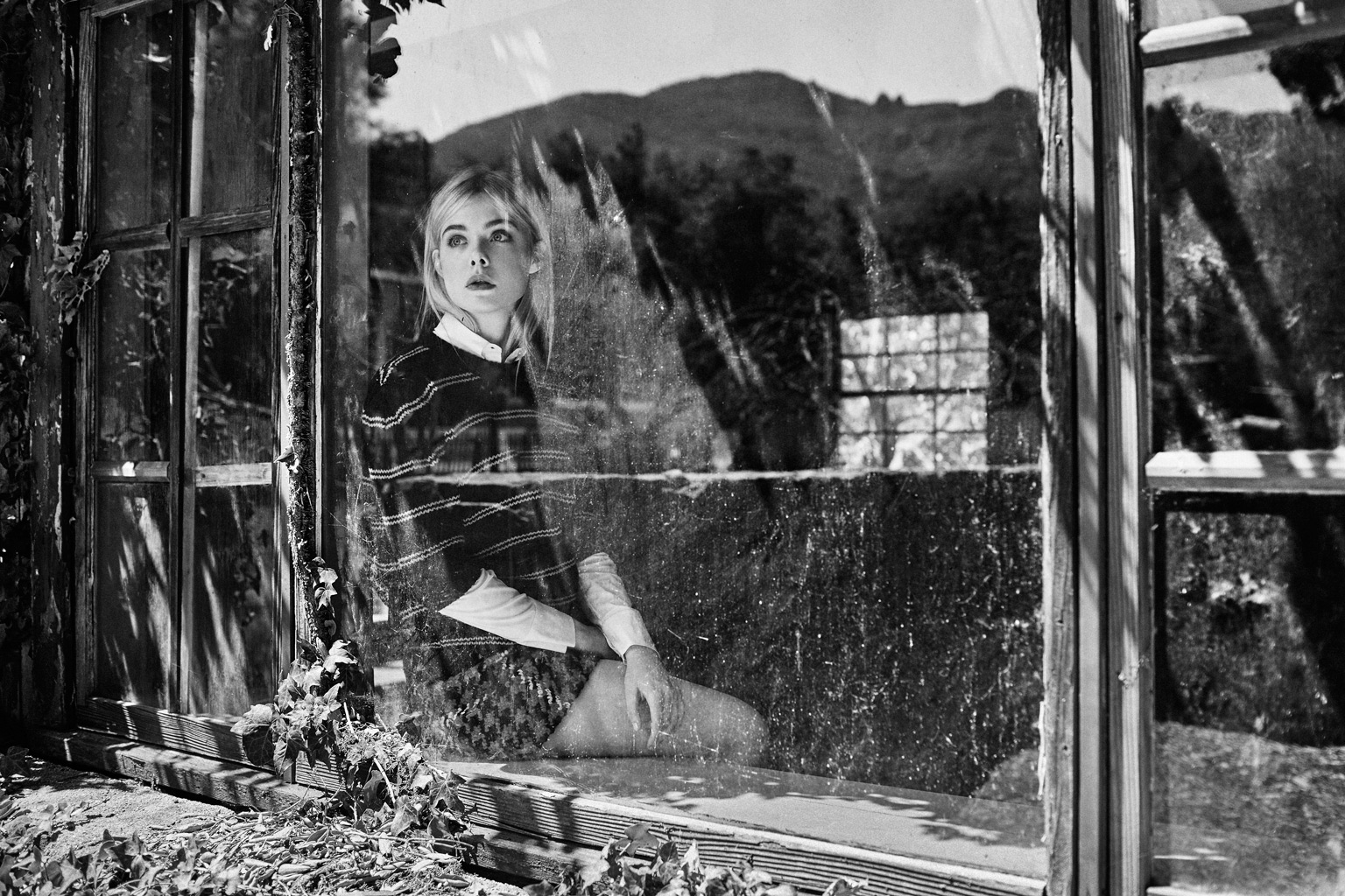 Elle Fanning Women Actress Model Fashion Blonde Long Hair Young Woman Indoors Window Frames Monochro 1536x1024