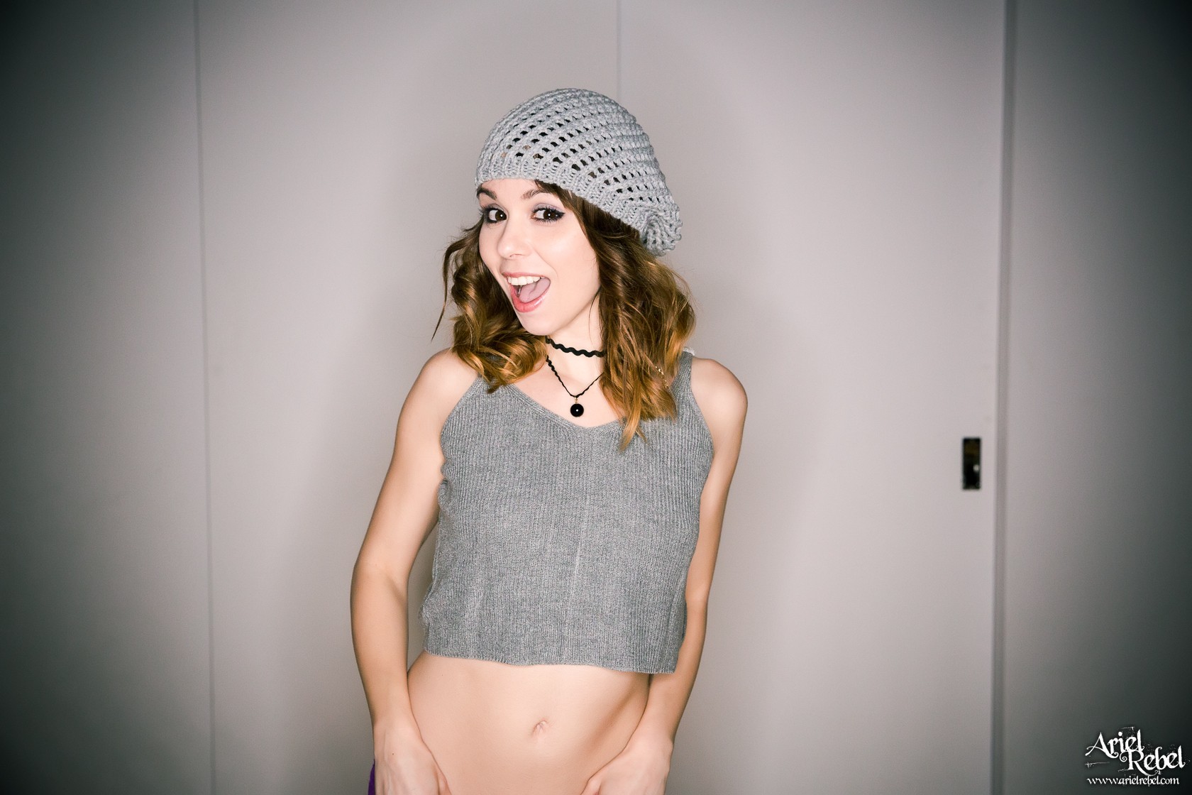 Women Model Long Hair Necklace Young Woman Smiling Beanie Crop Top Indoors 1680x1120