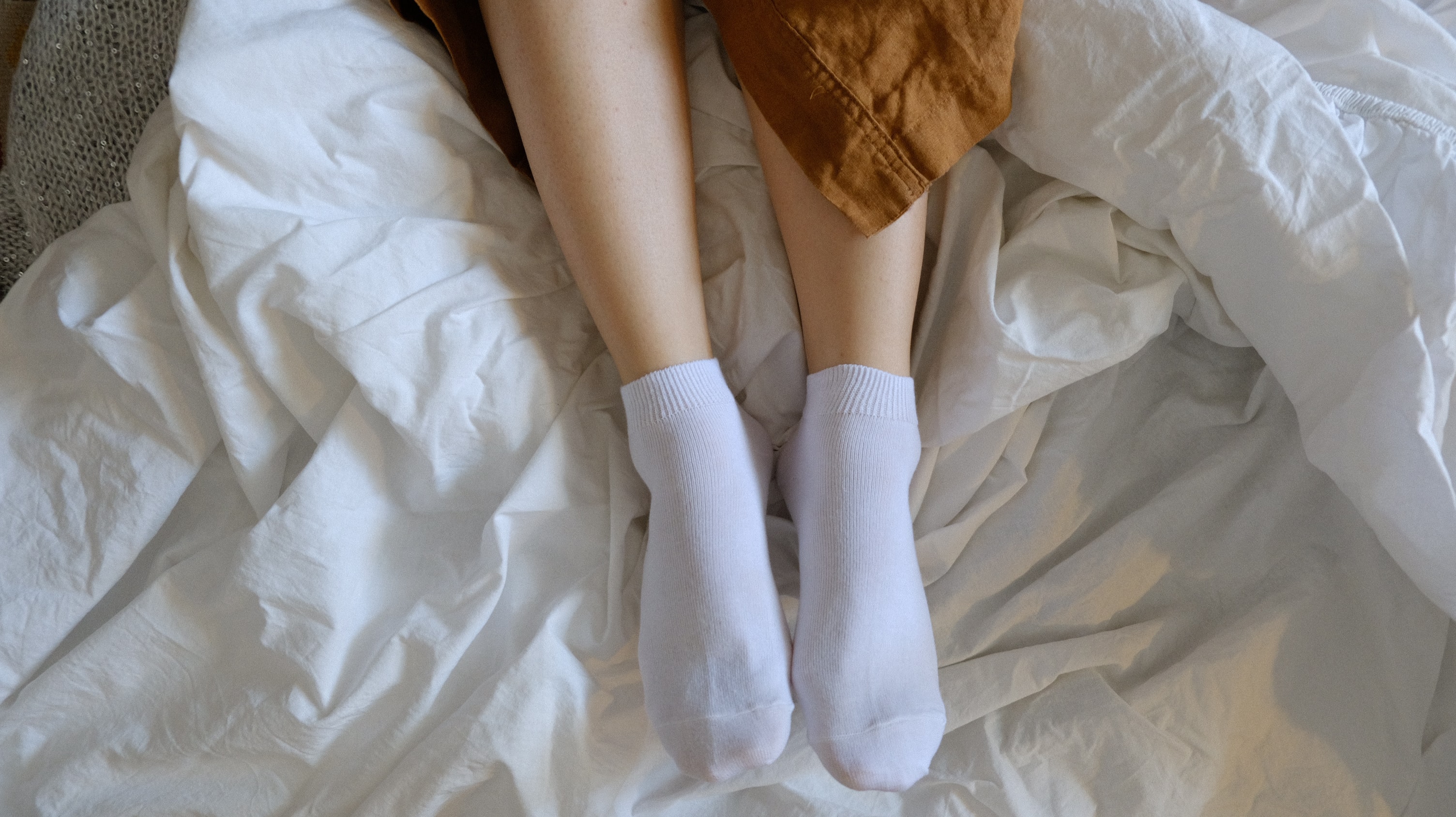 Белые носочки видео. Ножки в носочках. Женские ножки в носочках. Женские ножки в белых носочках. Белые носочки.