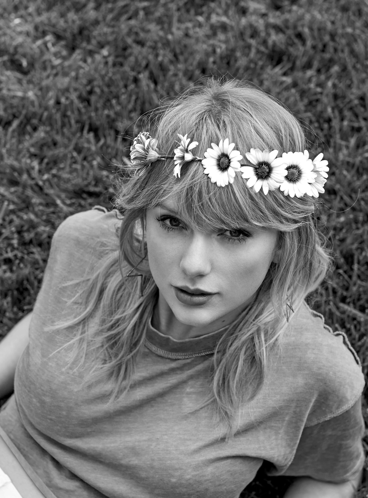 Taylor Swift Women Singer Blonde Long Hair Flowers Grass Women Outdoors Monochrome 1513x2048