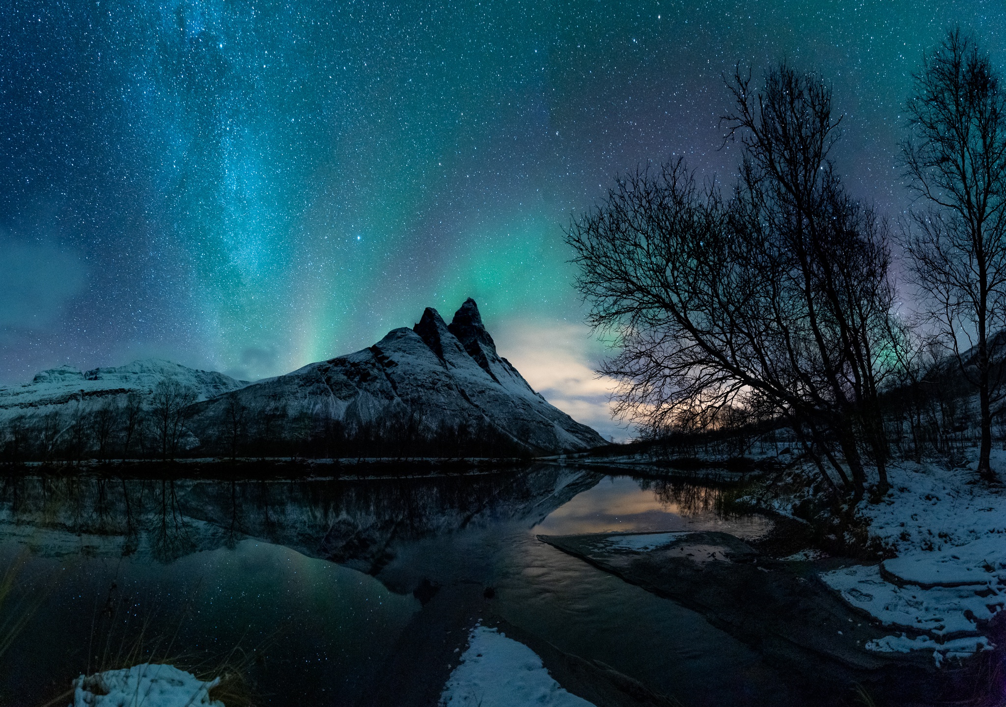 Aurora Borealis Lake Mountain Night Reflection Snow Starry Sky Winter 2048x1440