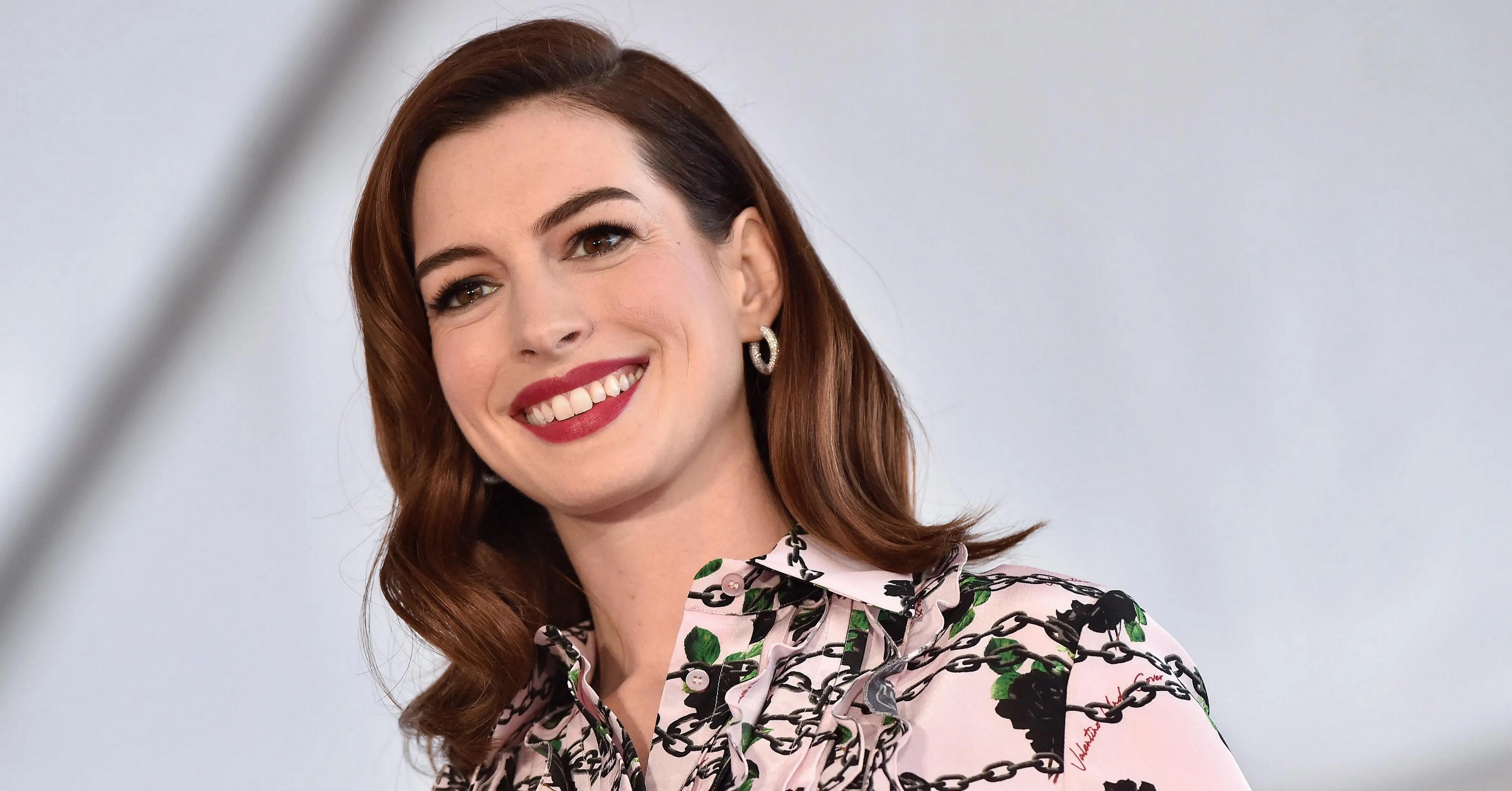 Actress American Anne Hathaway Brown Eyes Brunette Lipstick Smile 3000x1570