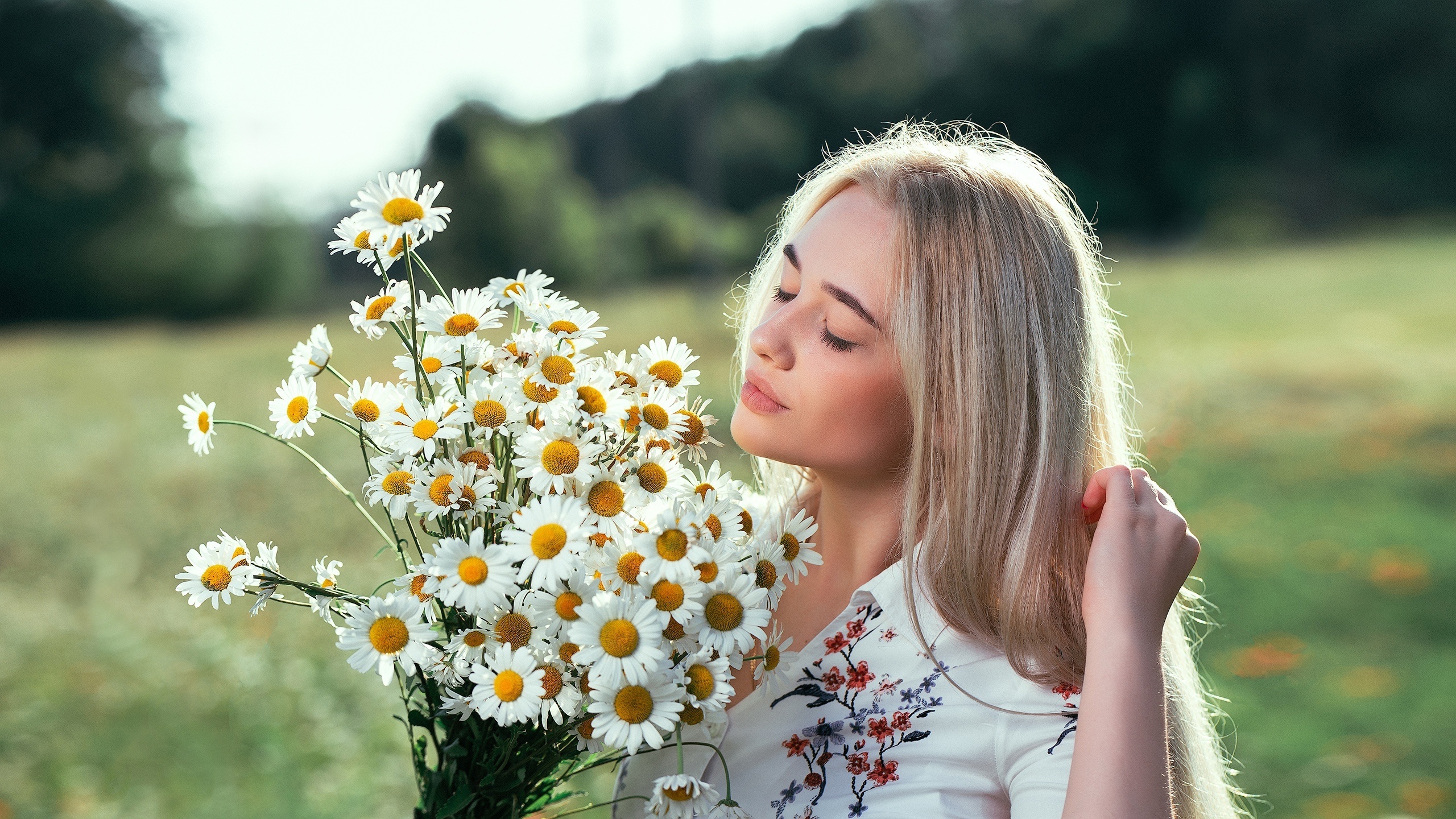 Blonde Chamomile Depth Of Field Flower Girl Model Mood Woman 2560x1440