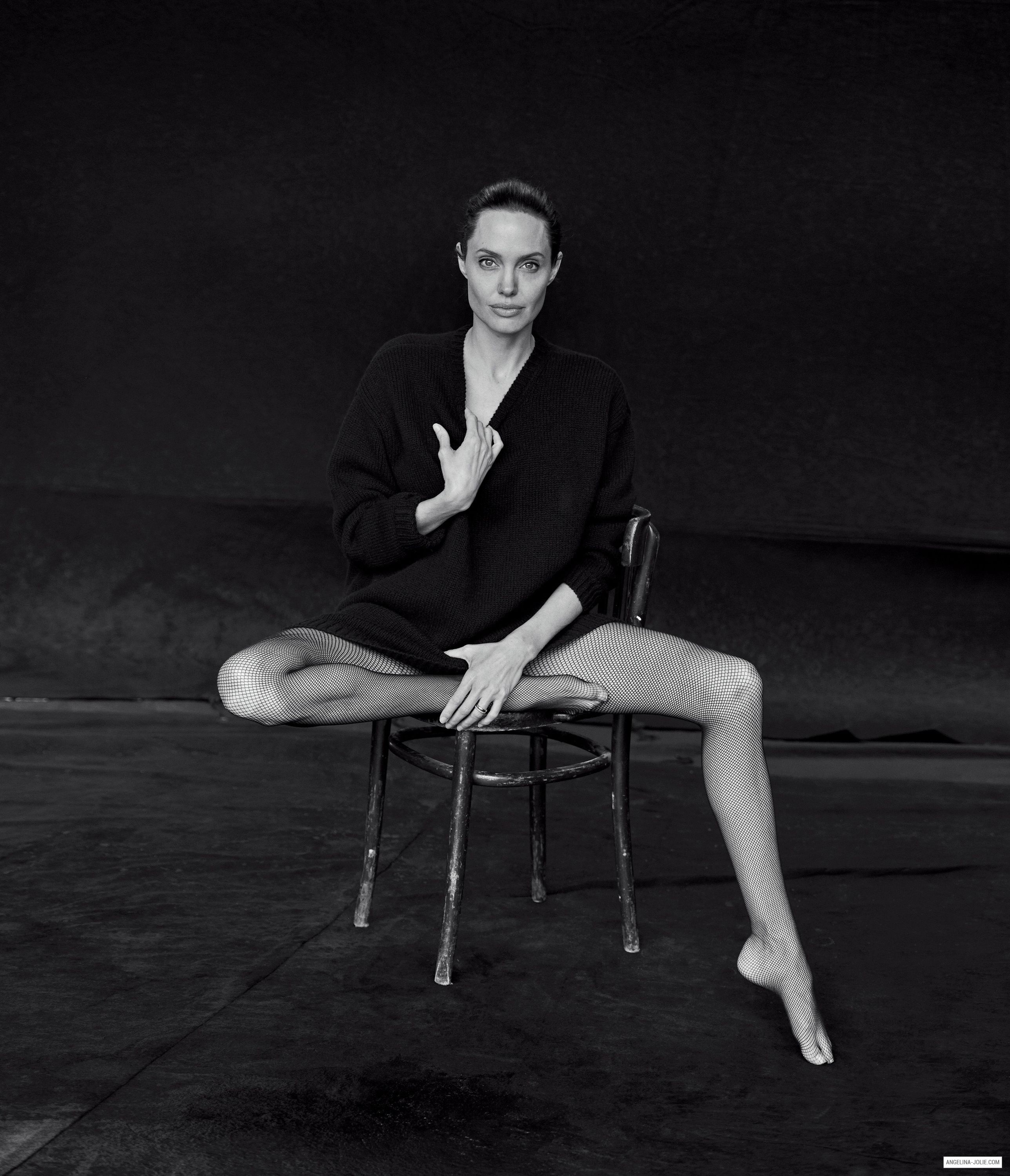 Angelina Jolie Women Legs Chair Studio Women Indoors Indoors Looking At Viewer Tiptoe Actress Celebr 2576x3000