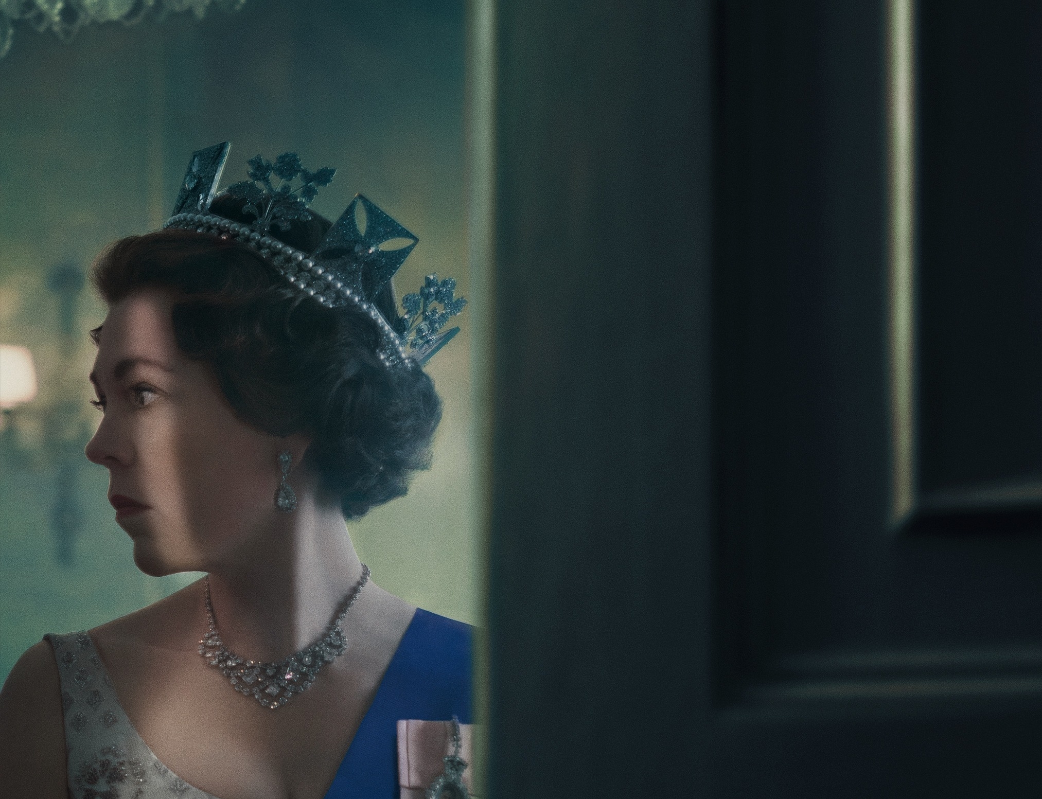 The Crown 2025x1553