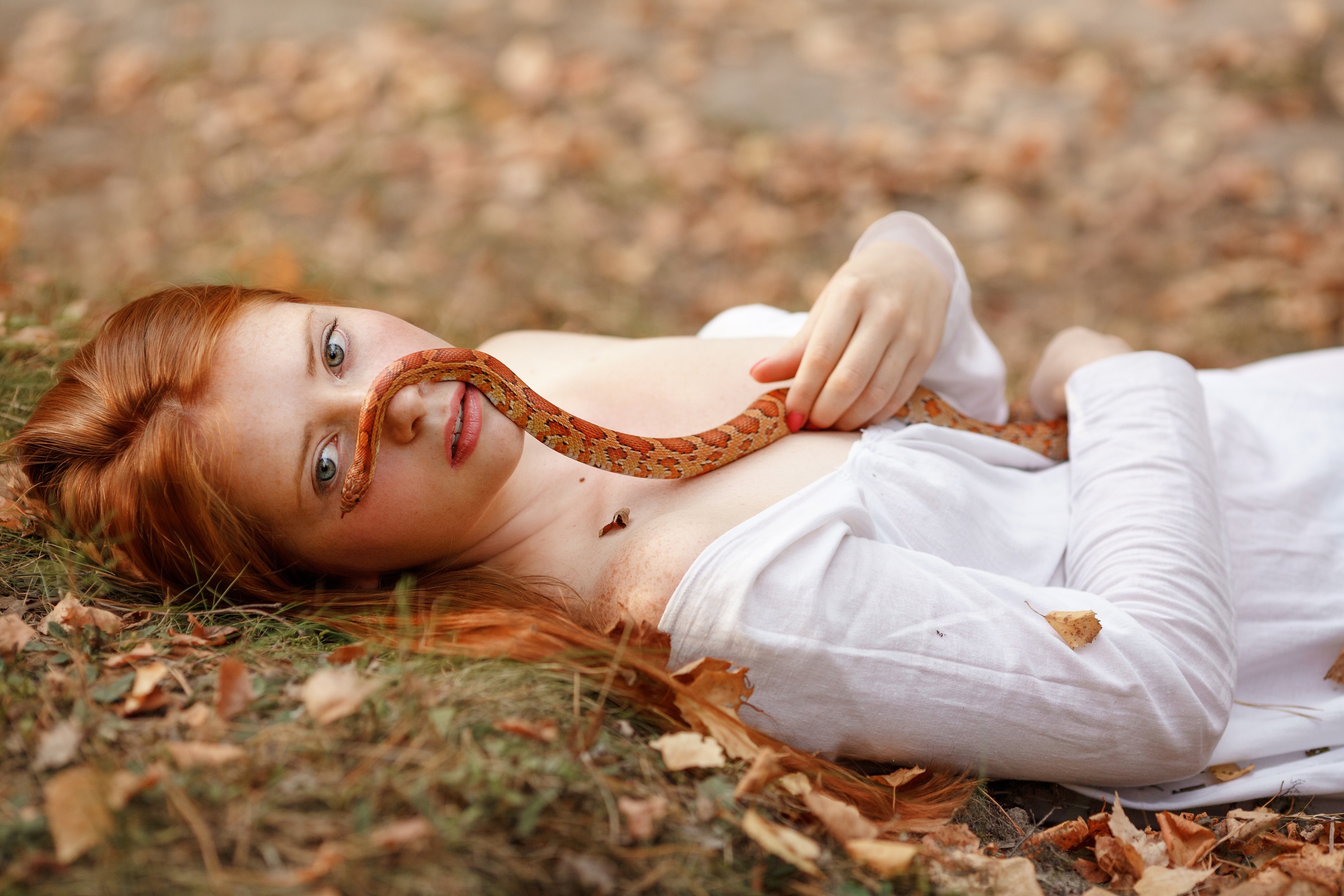 Face Girl Model Mood Redhead Snake 2560x1707