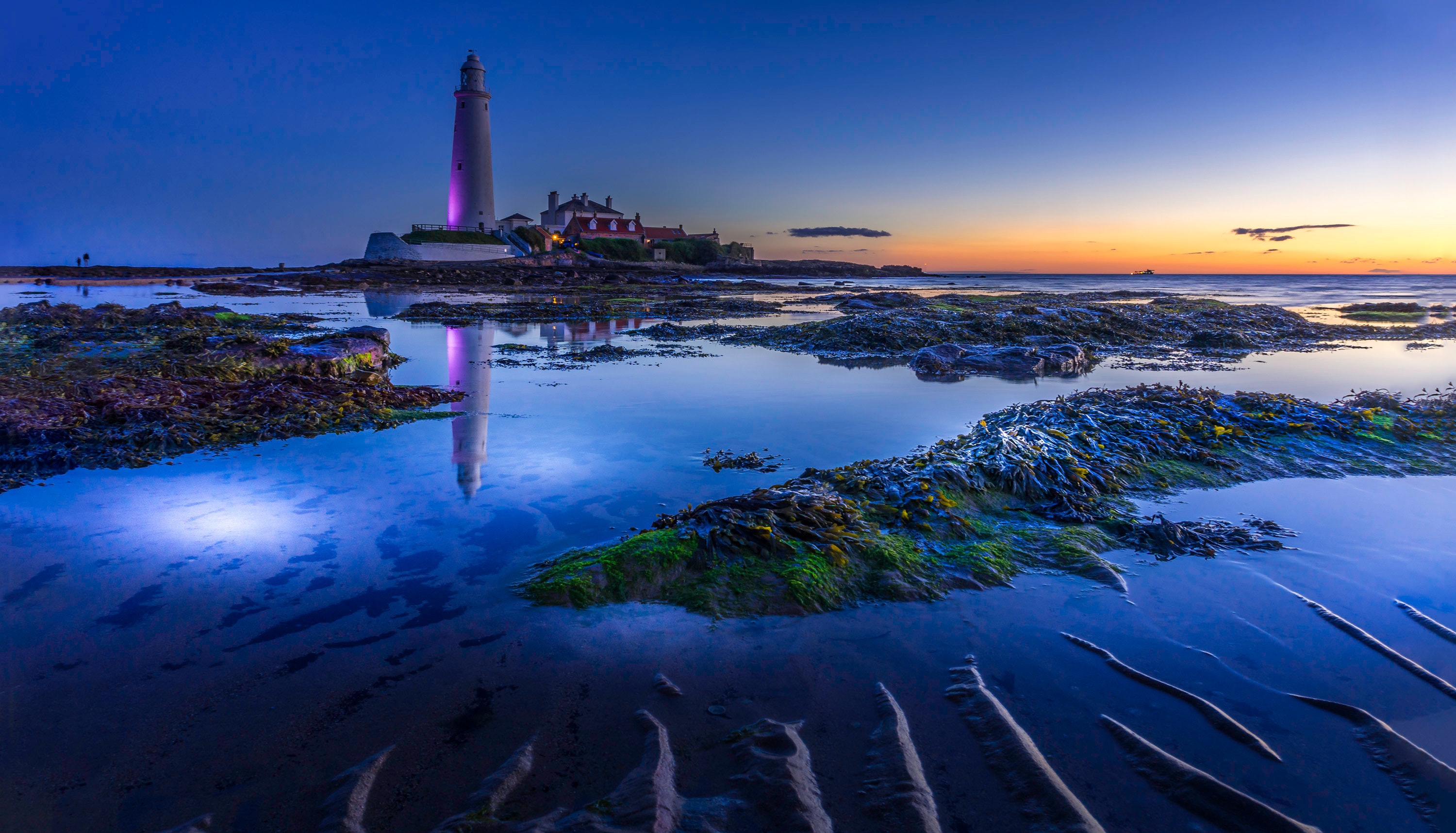 Horizon Lighthouse Reflection Seascape 3000x1716