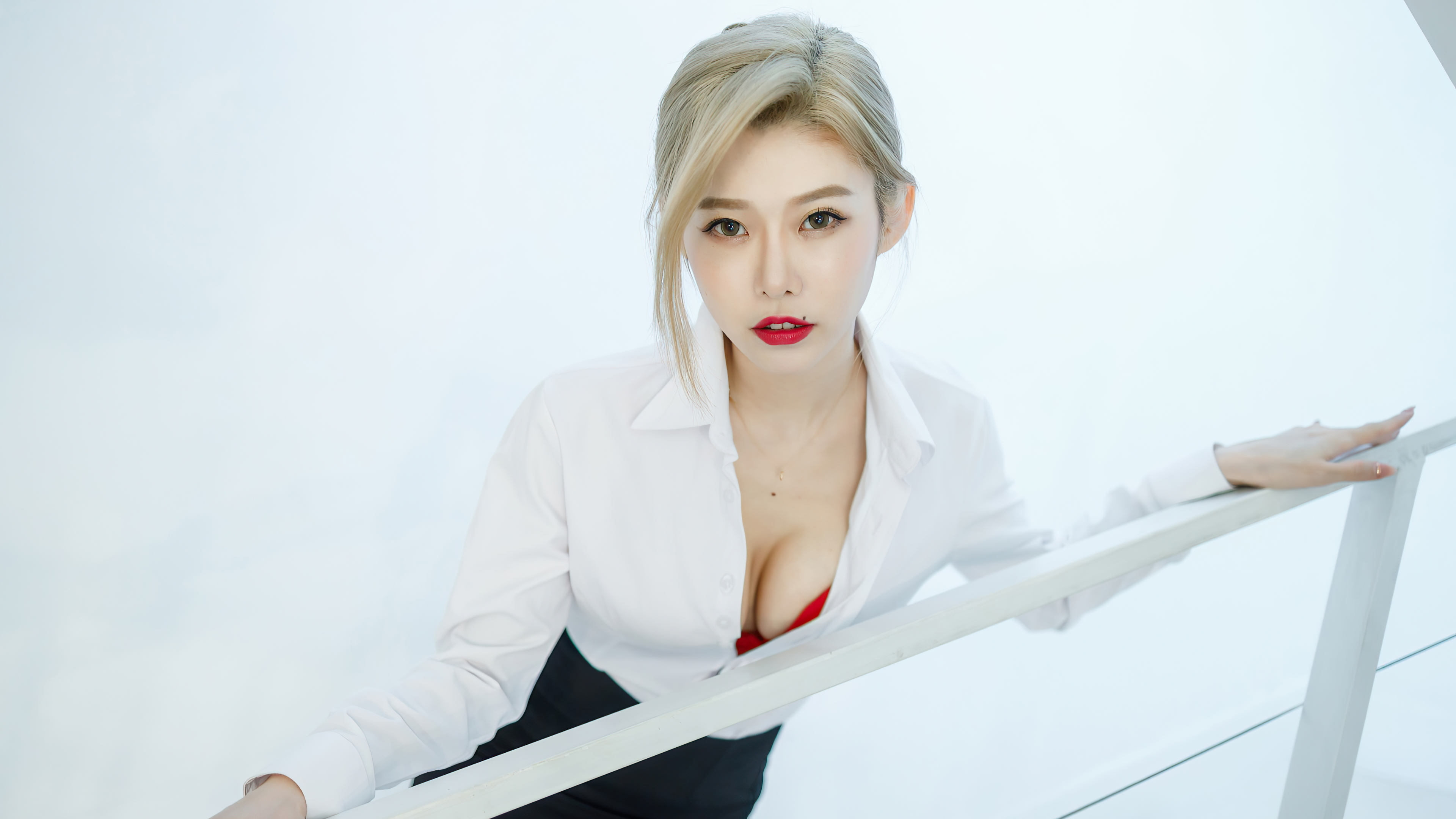 Women Asian Chinese Model Red Lipstick Women Indoors Looking At Viewer  Office Girl Blond Hair Wallpaper - Resolution:3840x2160 - ID:1152097 -  