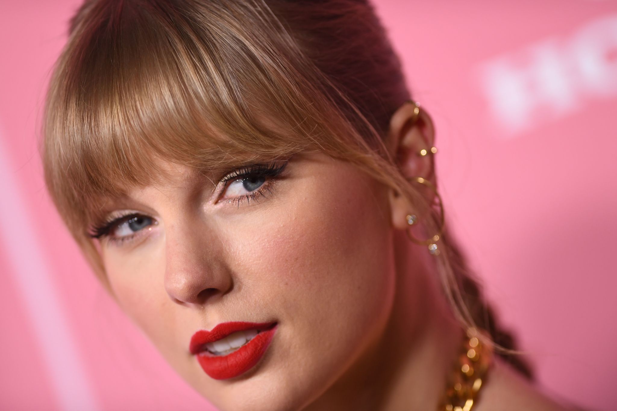 American Blonde Close Up Lipstick Singer Taylor Swift 2048x1365