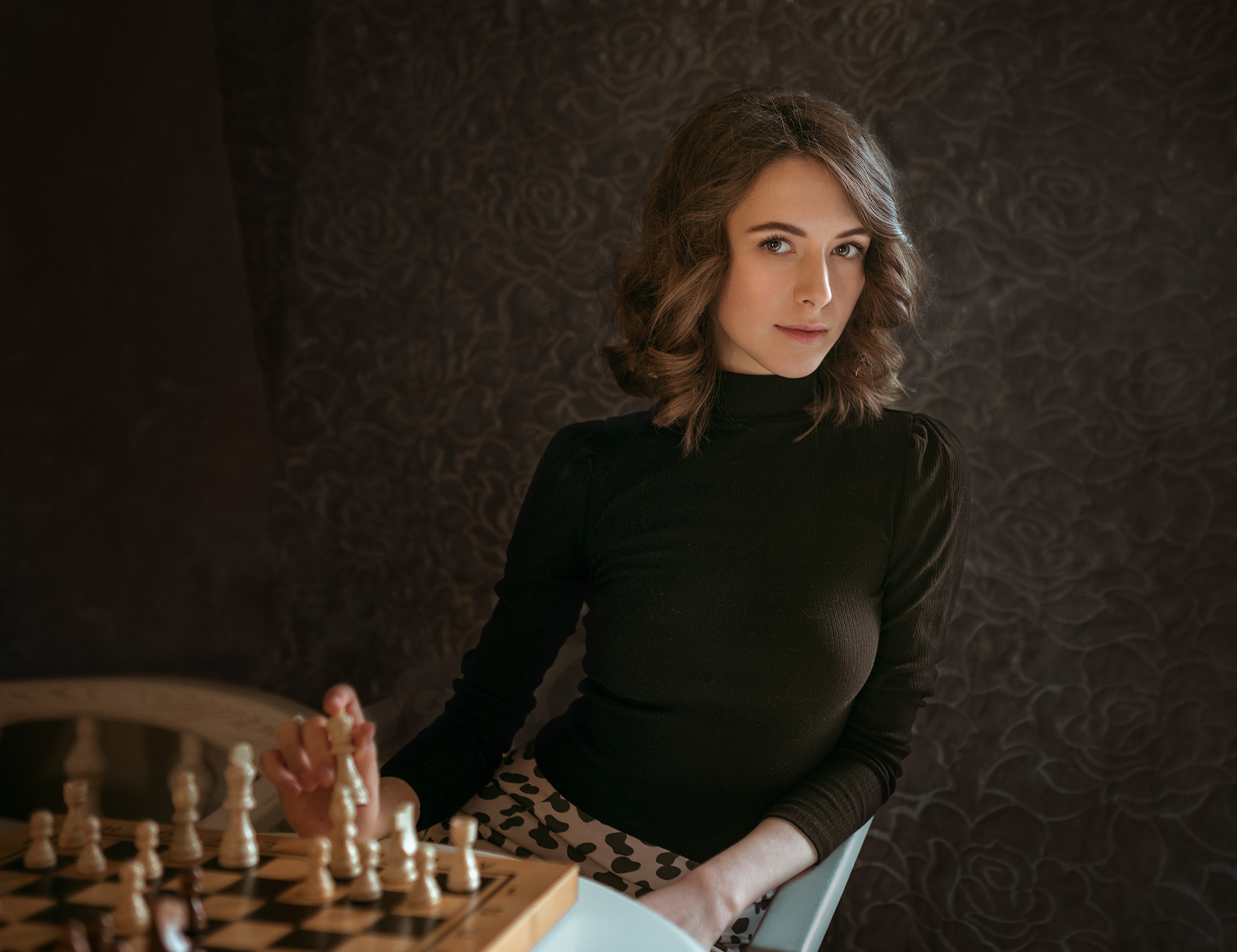 Model Women Indoors Indoors Looking At Viewer Chess Board Games Victoria Makarenko Viki Virgo Sweate 2400x1848