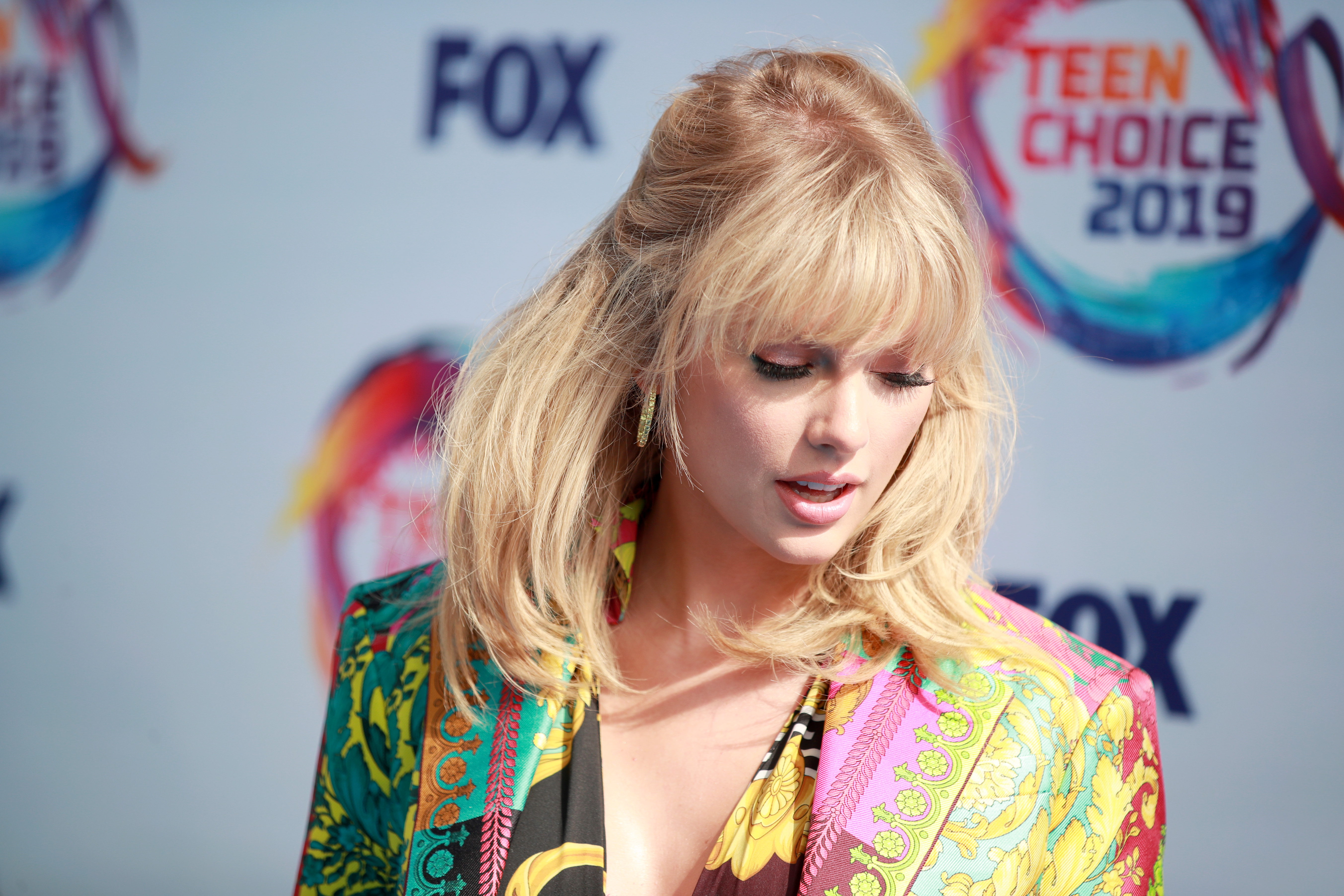 American Blonde Singer Taylor Swift 5411x3607