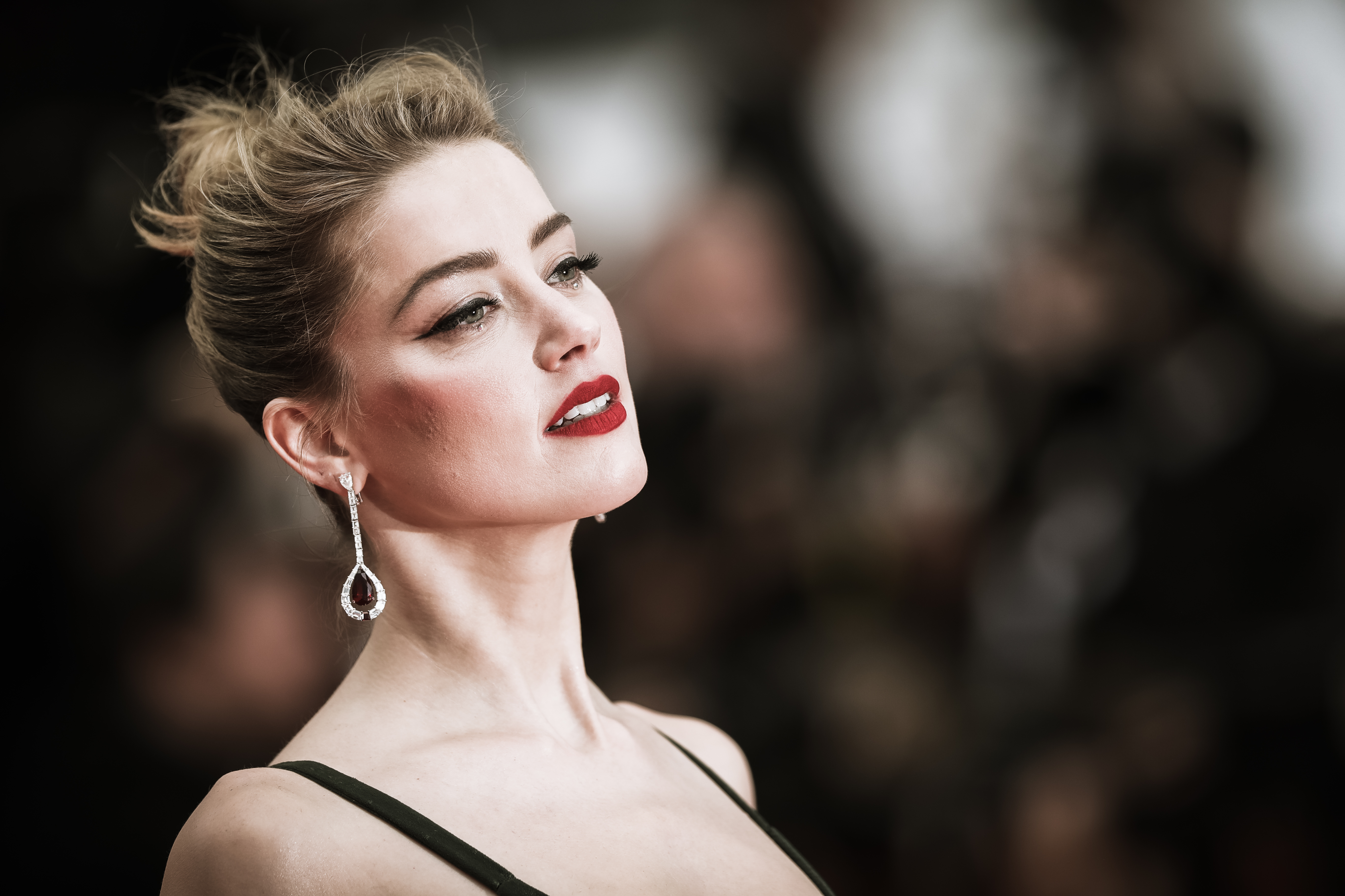 Amber Heard Blonde Earrings Lipstick 5472x3648