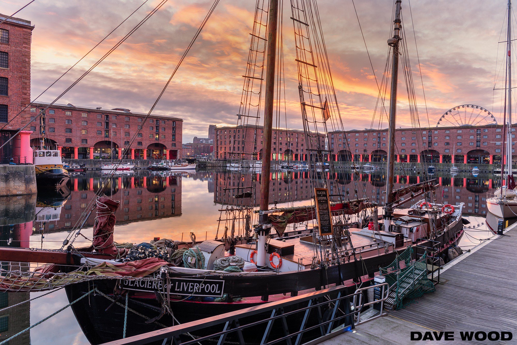 Liverpool Boat Dock Albert Dock 2000x1335