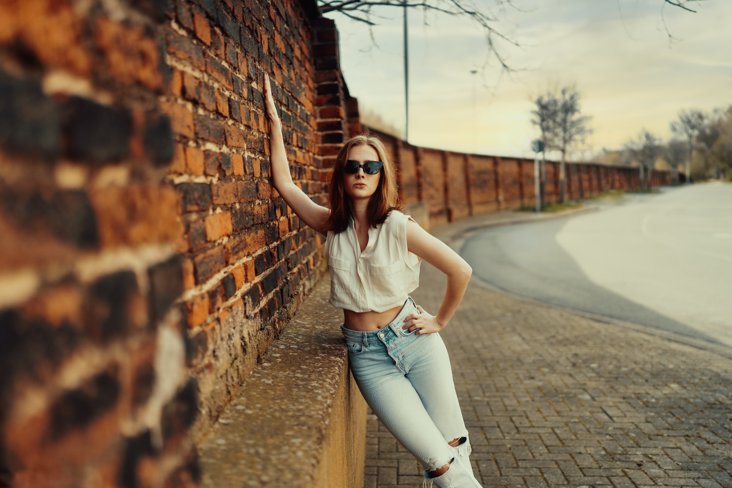 Women Urban Outdoors Women Outdoors Leaning Wall Bricks Women With Shades Shades Torn Jeans Model Br 2560x1708