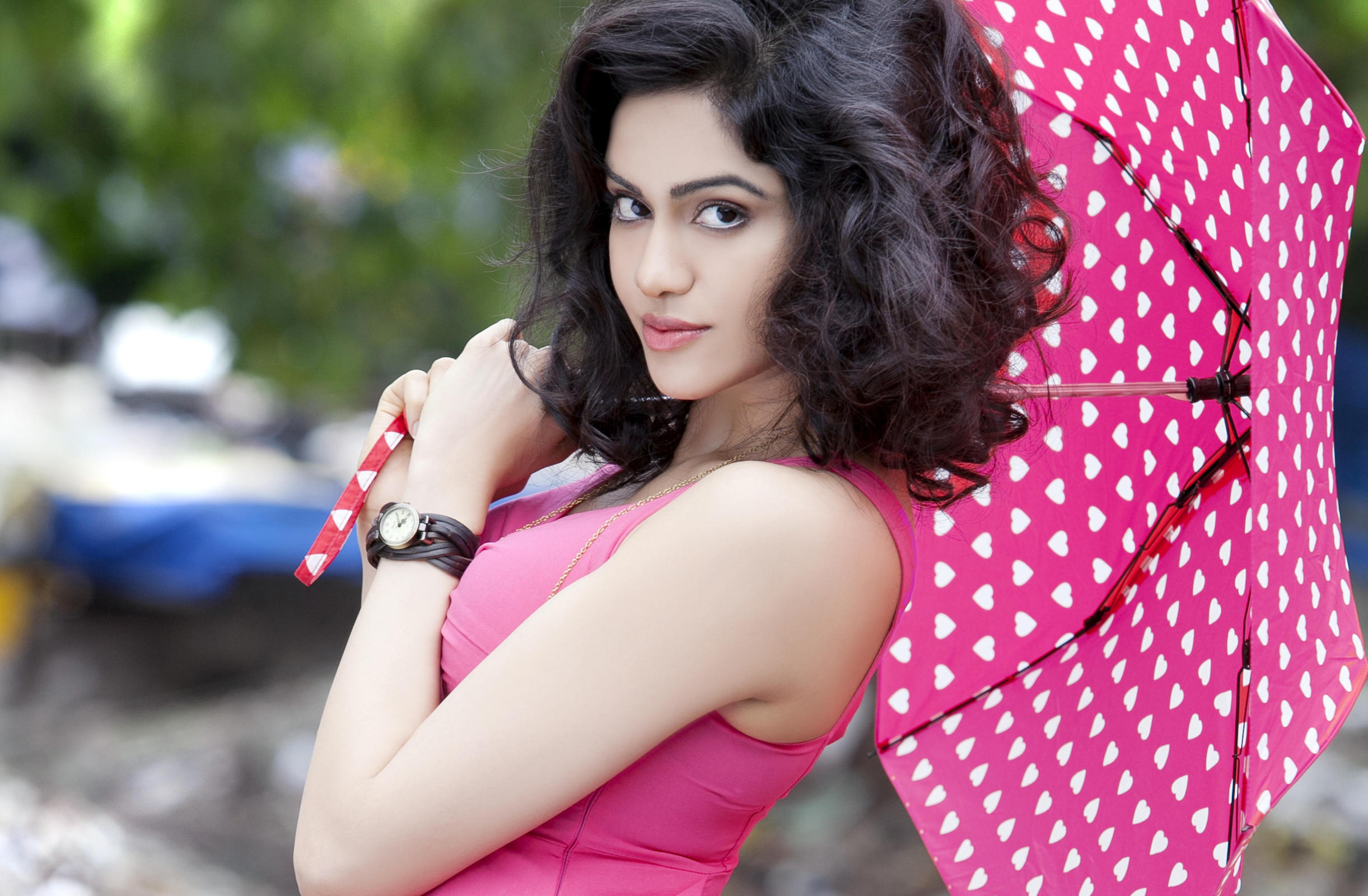 Adah Sharma 2443x1600