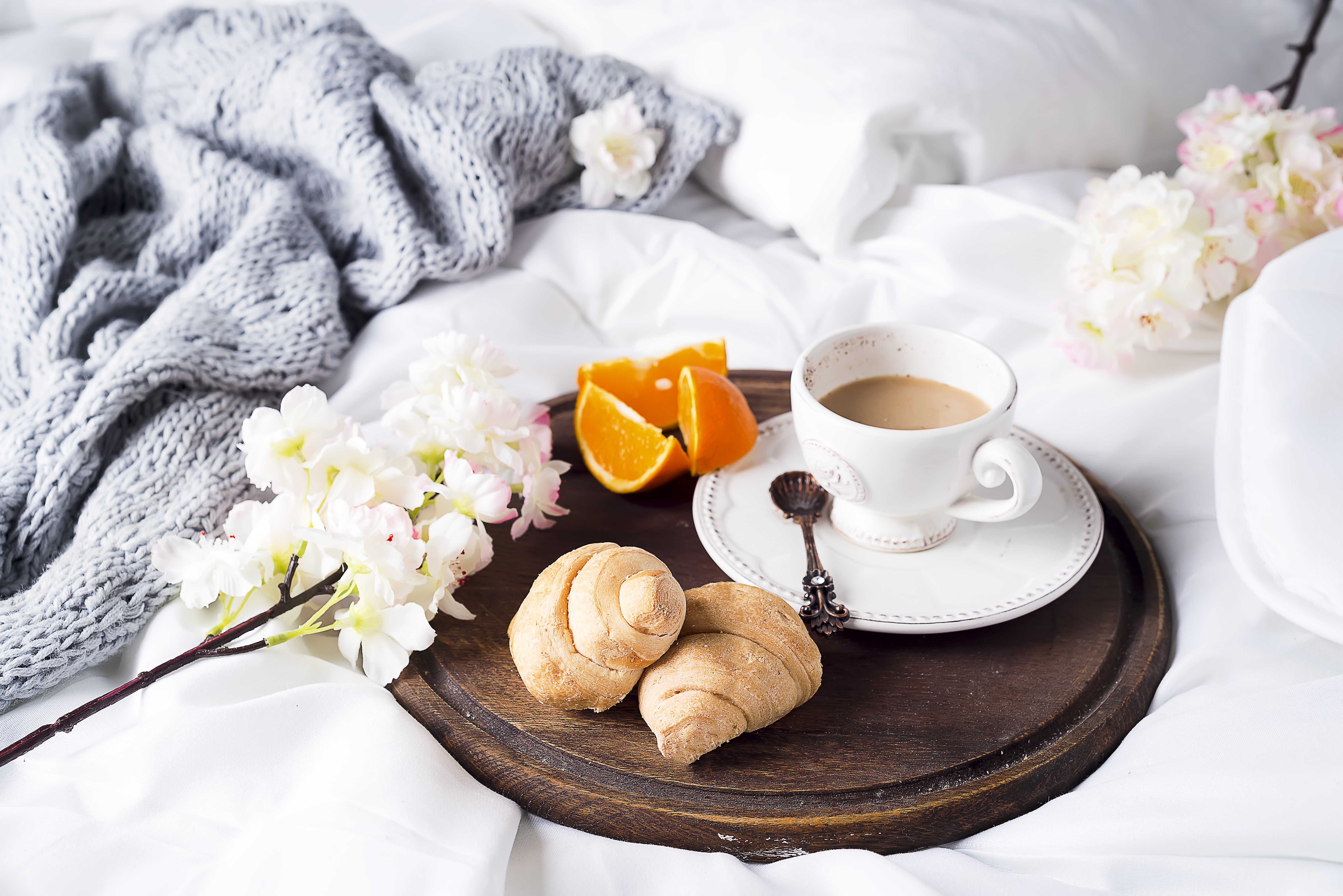 Нежное романтическое утро. Кофе в постель. Доброе утро кофе в постель. Уютные Завтраки. Чашка кофе завтрак.