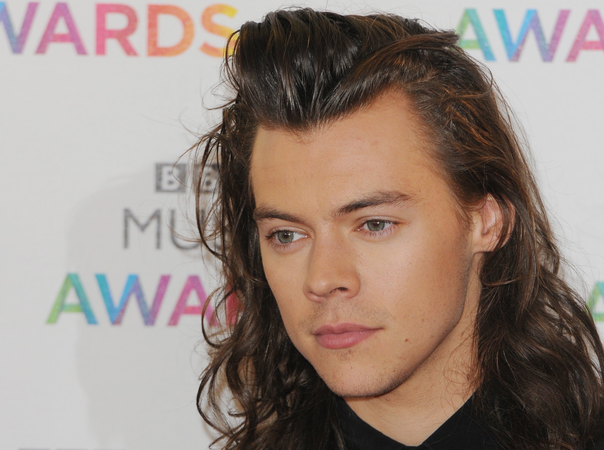English Face Harry Styles Singer 2500x1864