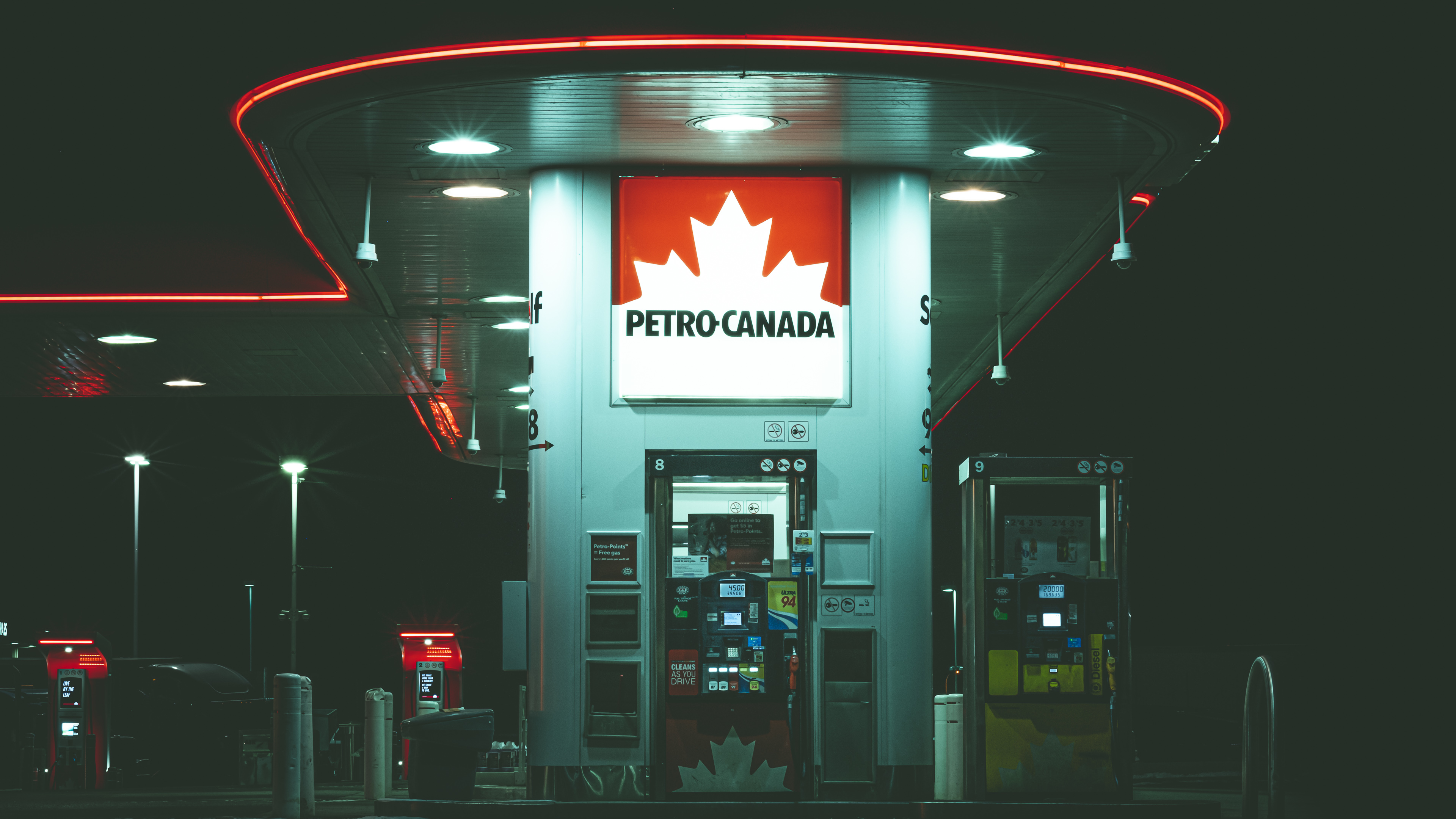 Gas Station Night Canada 3840x2160