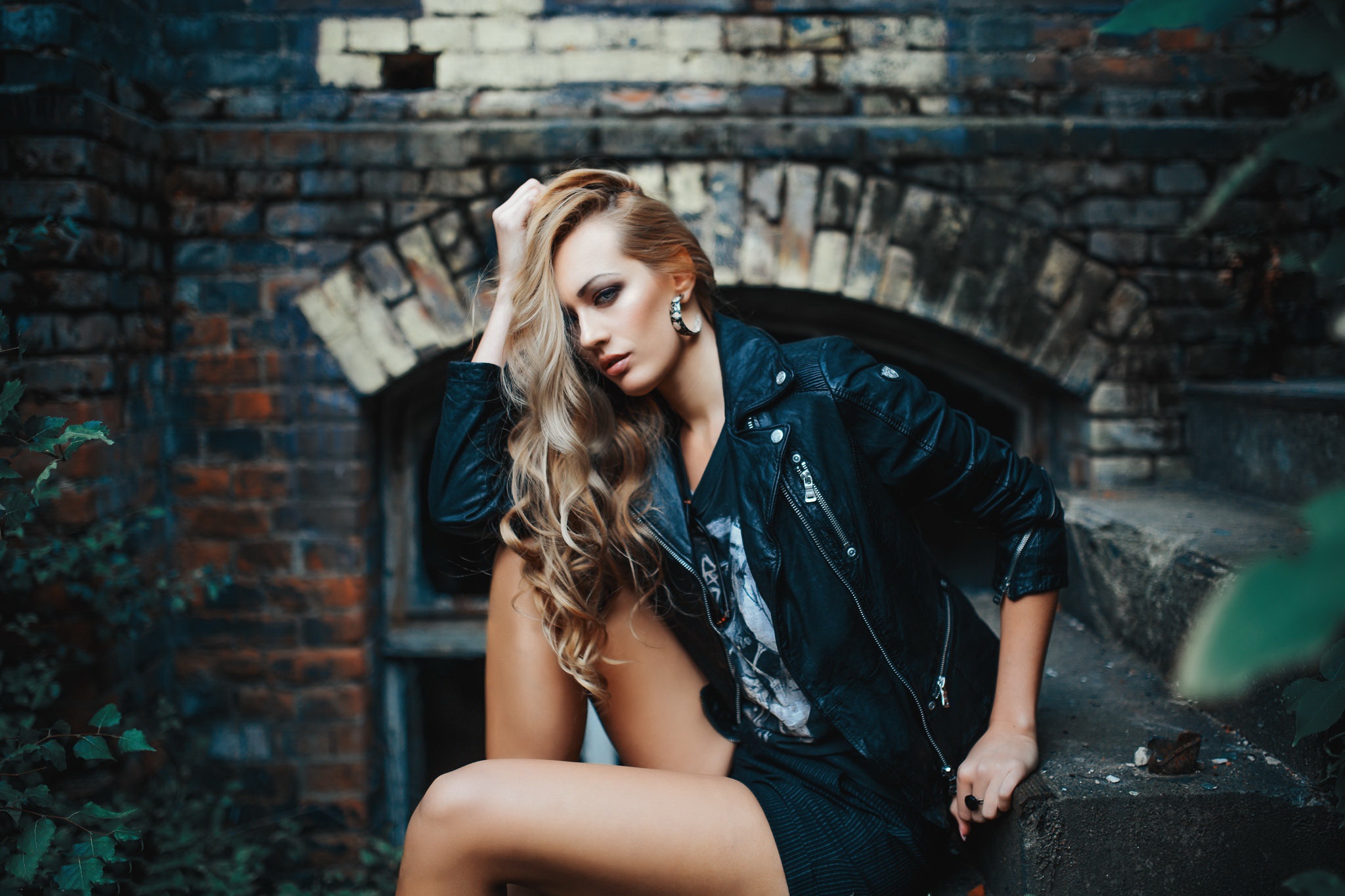 Legs Sitting Blonde Makeup Long Hair Women Model Looking At Viewer Lipstick Dyed Hair Olya Alessandr 2048x1365