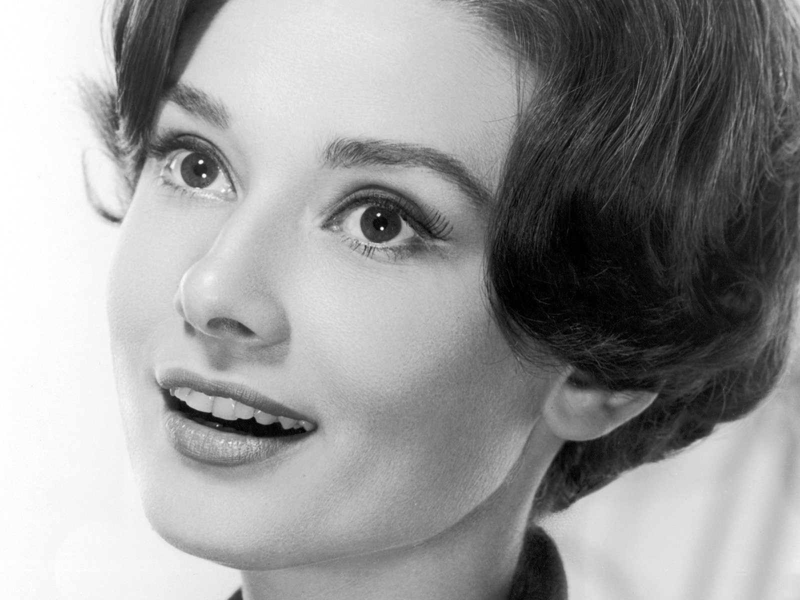 Audrey Hepburn Women Actress Brunette Monochrome Short Hair Hollywood 1600x1200