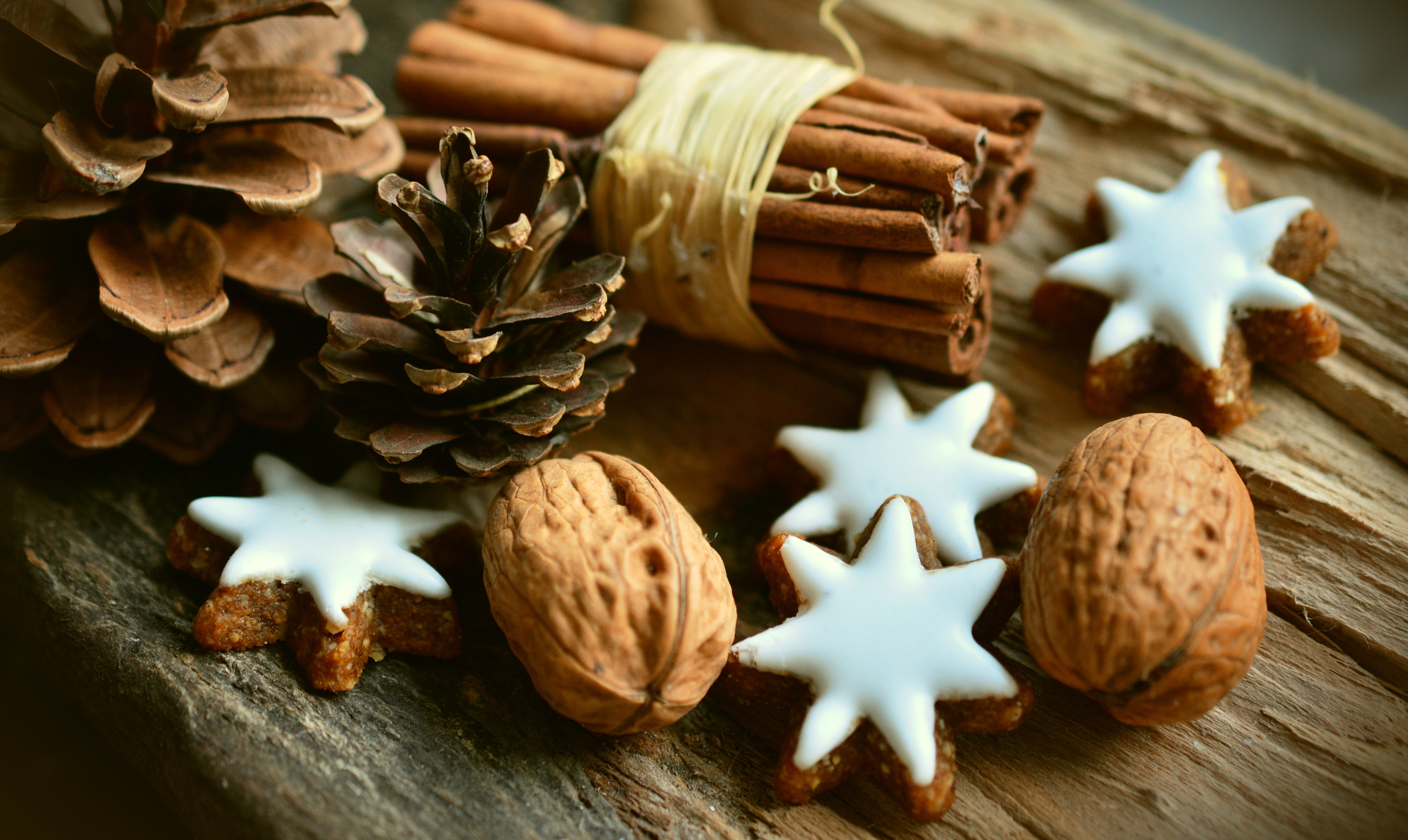 Christmas Cinnamon Cookie Nut Star Wood 6000x3581