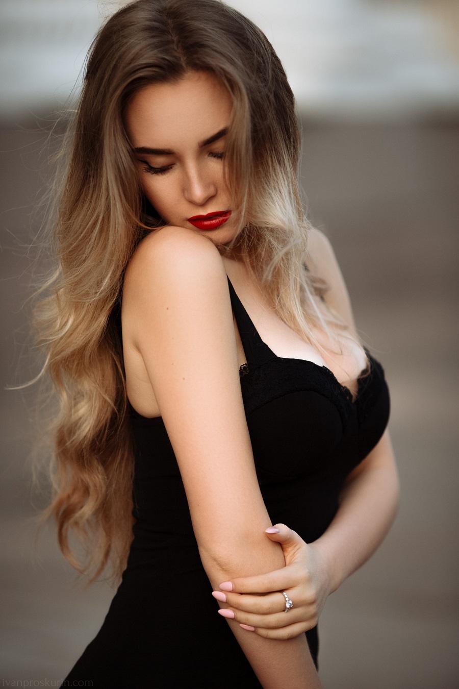 Women Long Hair Model Face Red Lipstick 900x1350