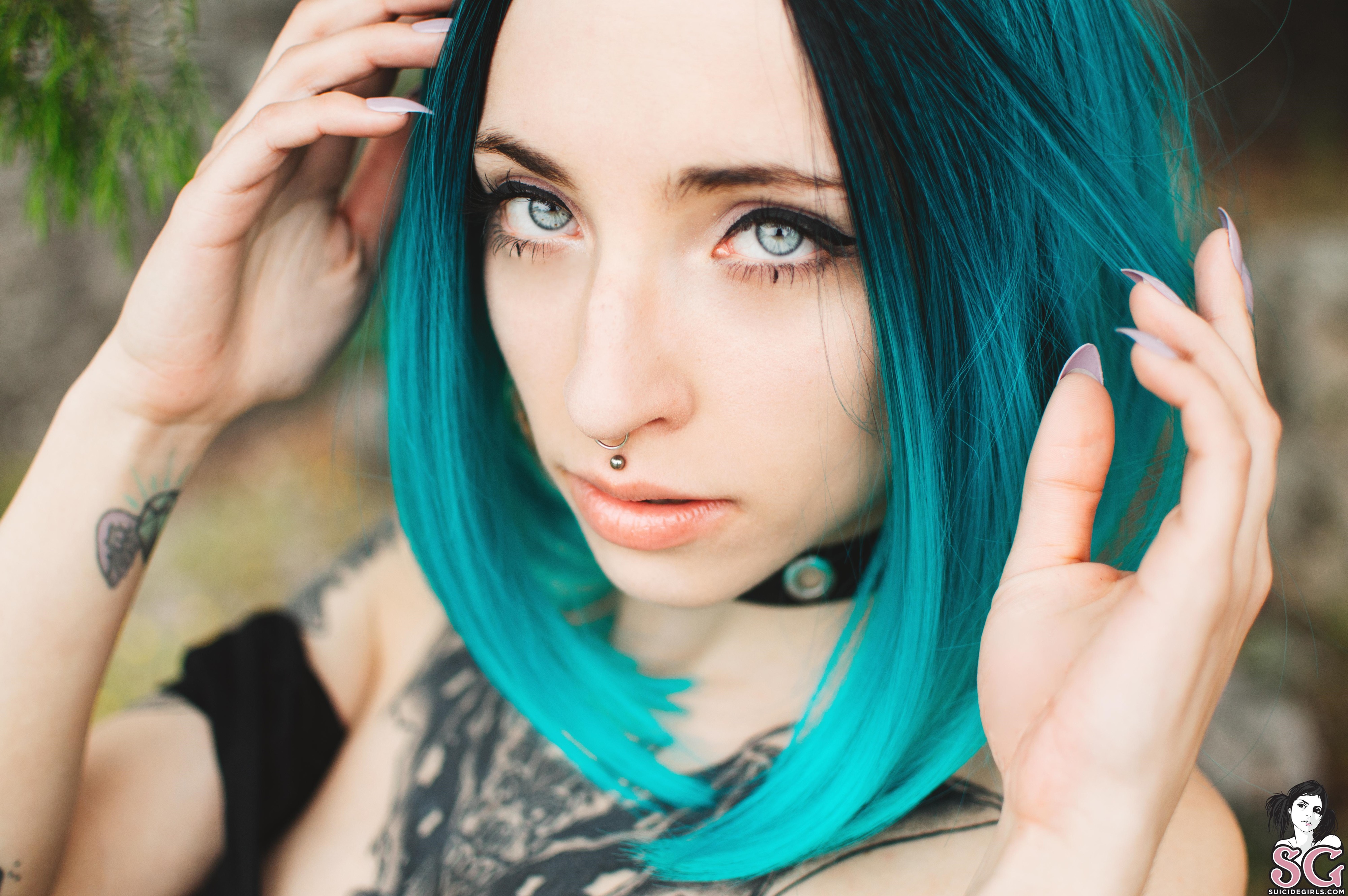 Model Women Face Blue Eyes Closeup Piercing Dyed Hair Tattoo Women Outdoors 4000x2660