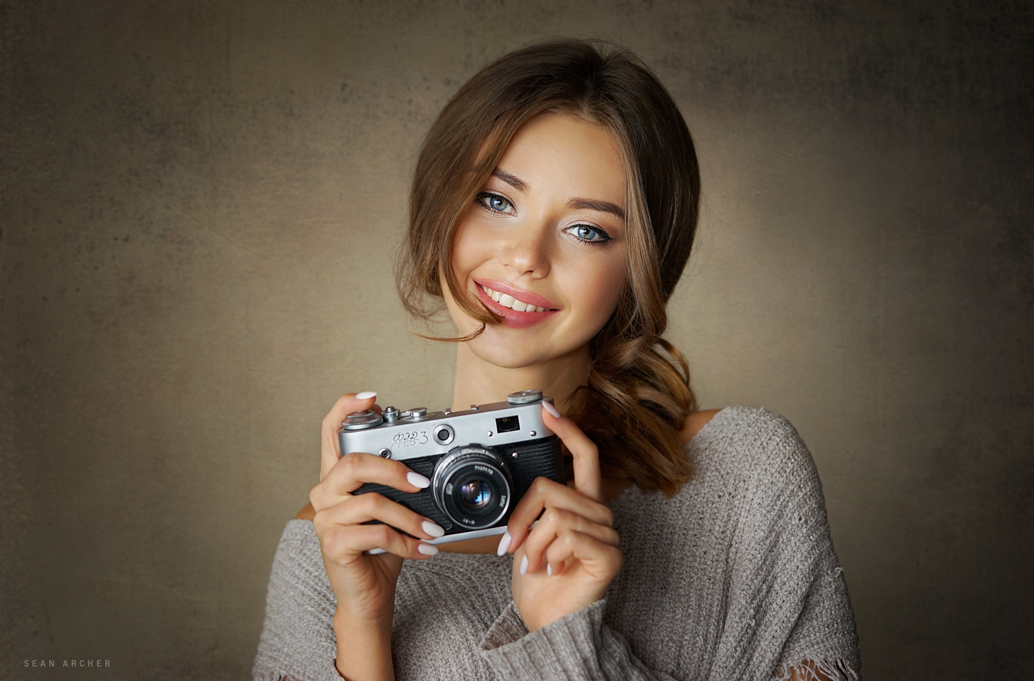 Women Brunette Wavy Hair Makeup Eyeliner Blue Eyes Smiling Looking At Viewer White Nails Camera Port 2048x1349