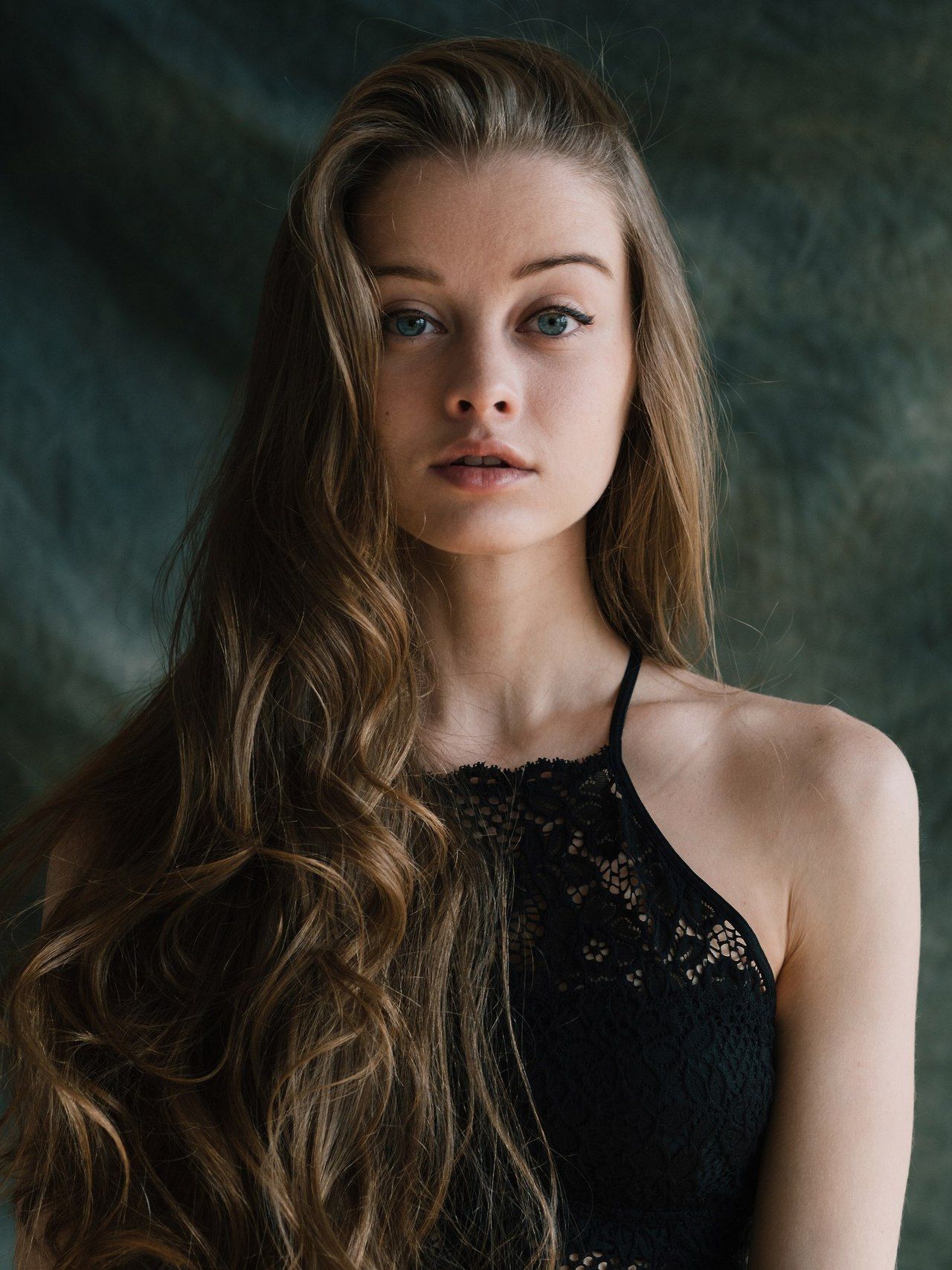 Maria Zhgenti Women Blonde Long Hair Blue Eyes Model Studio Portrait 1280x1707