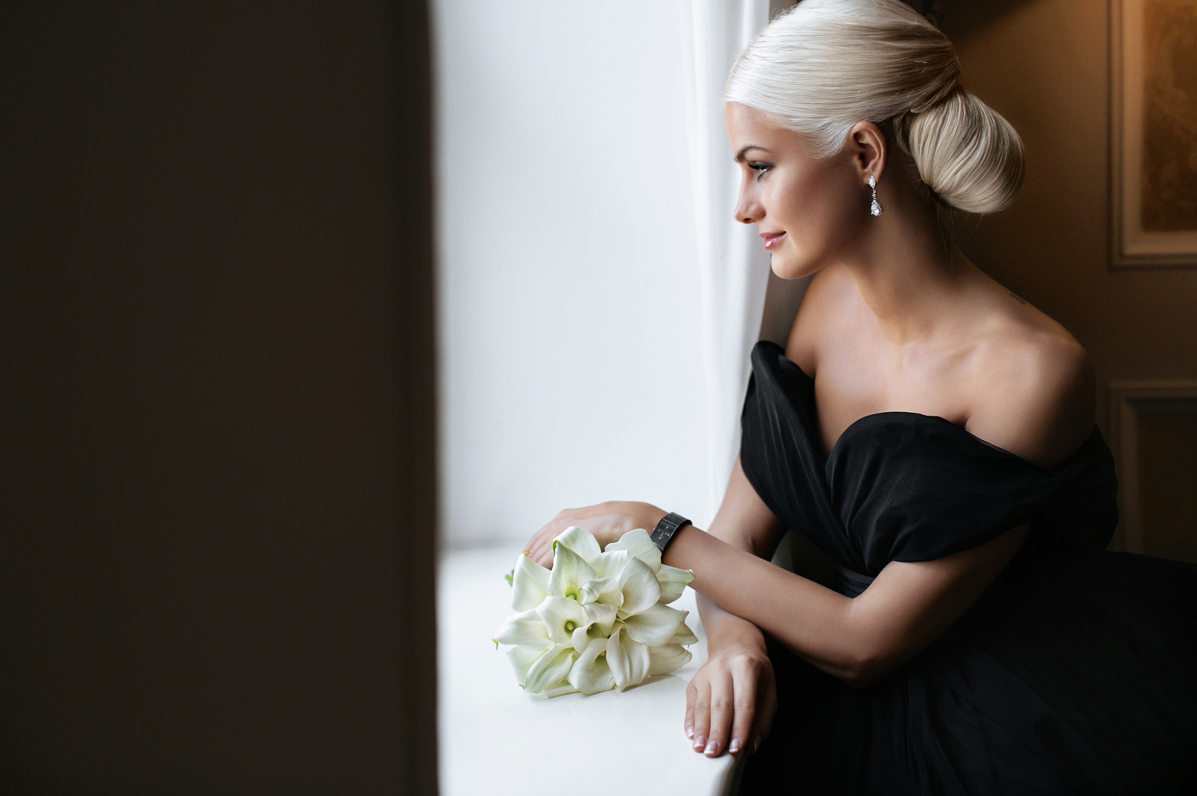 Blonde Dress Earrings Flower Mood Profile 2400x1597