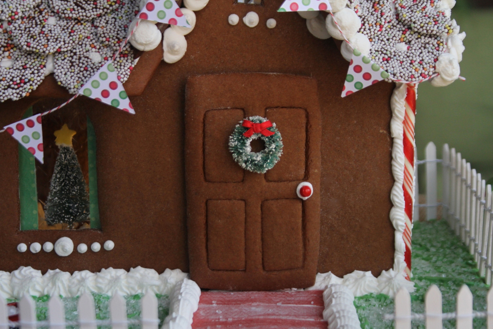 Christmas Gingerbread House Decoration 1920x1280