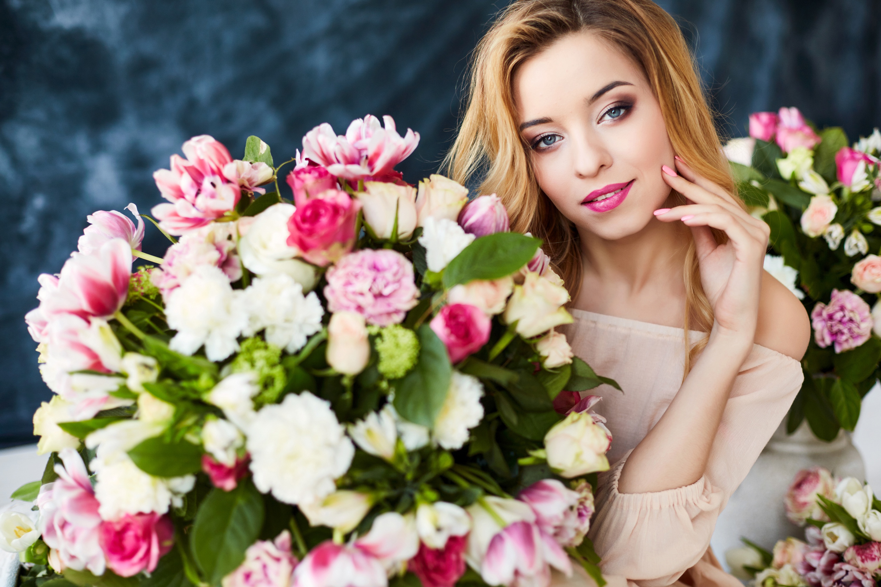 Woman Girl Smile Lipstick Blonde Blue Eyes Flower Rose Bouquet White Flower Pink Flower 3000x2000