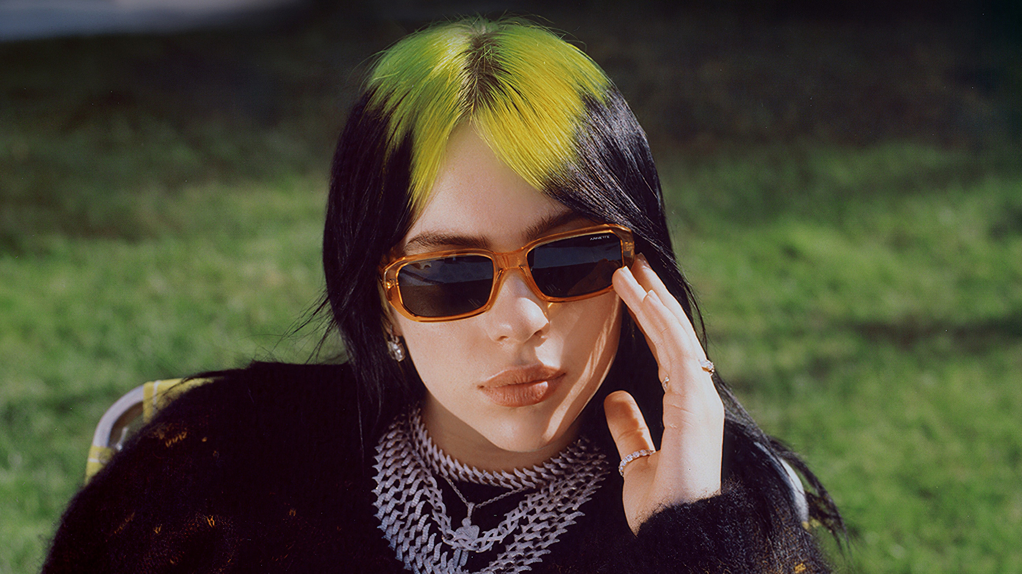Billie Eilish Music Women Shades Women With Shades Dyed Hair Makeup Women Outdoors 2000x1125