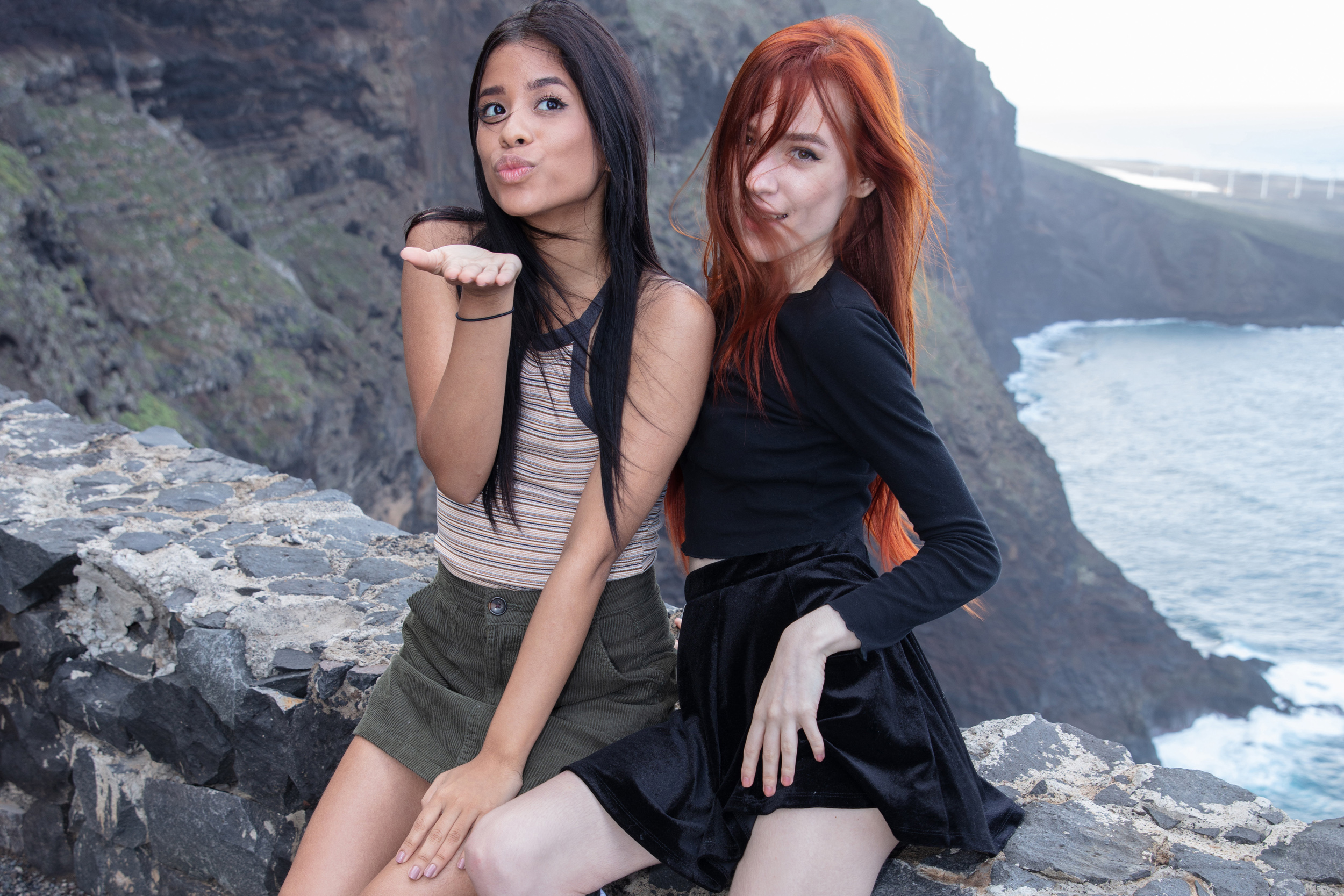 Women Model Women Outdoors Latinas Dark Hair Redhead Long Hair Nature Hand Gesture Smiling 2500x1667