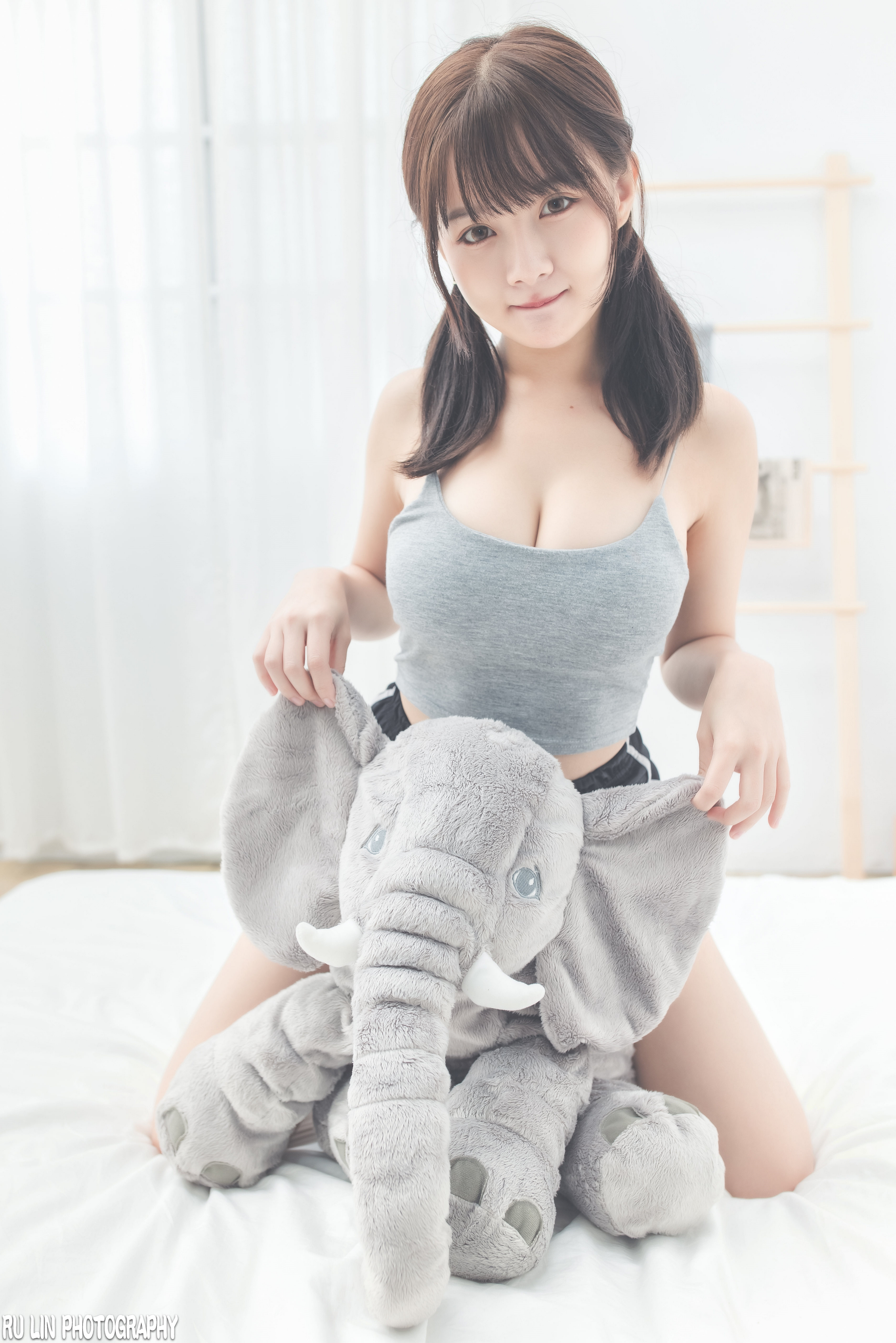 Winnie Qian Women Model Brunette Twintails Grey Tops Teddy Bears Ru Lin Indoors Women Indoors Chines 2561x3840