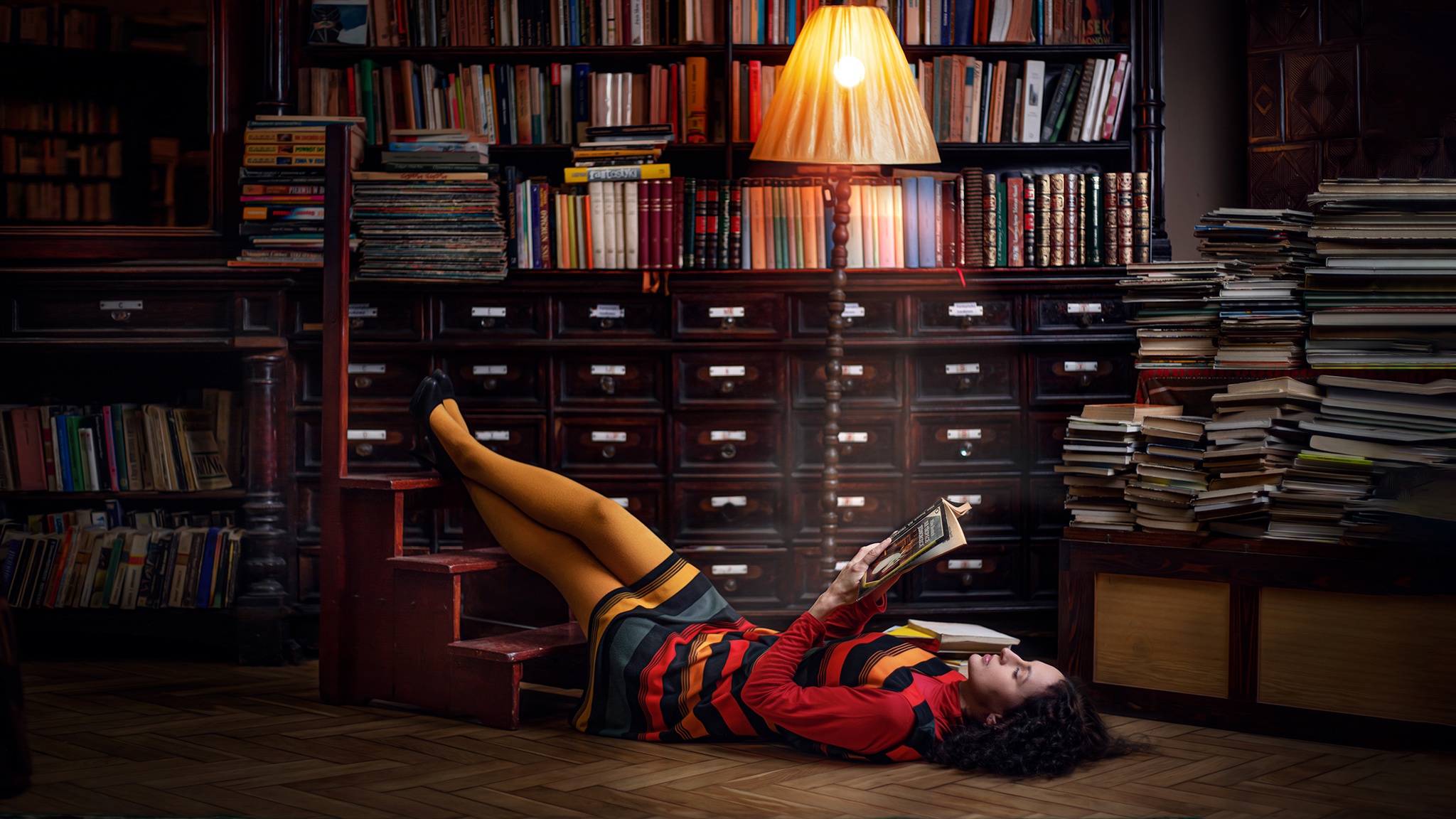 Woman Model Girl Brunette Lying Down Library 2048x1152