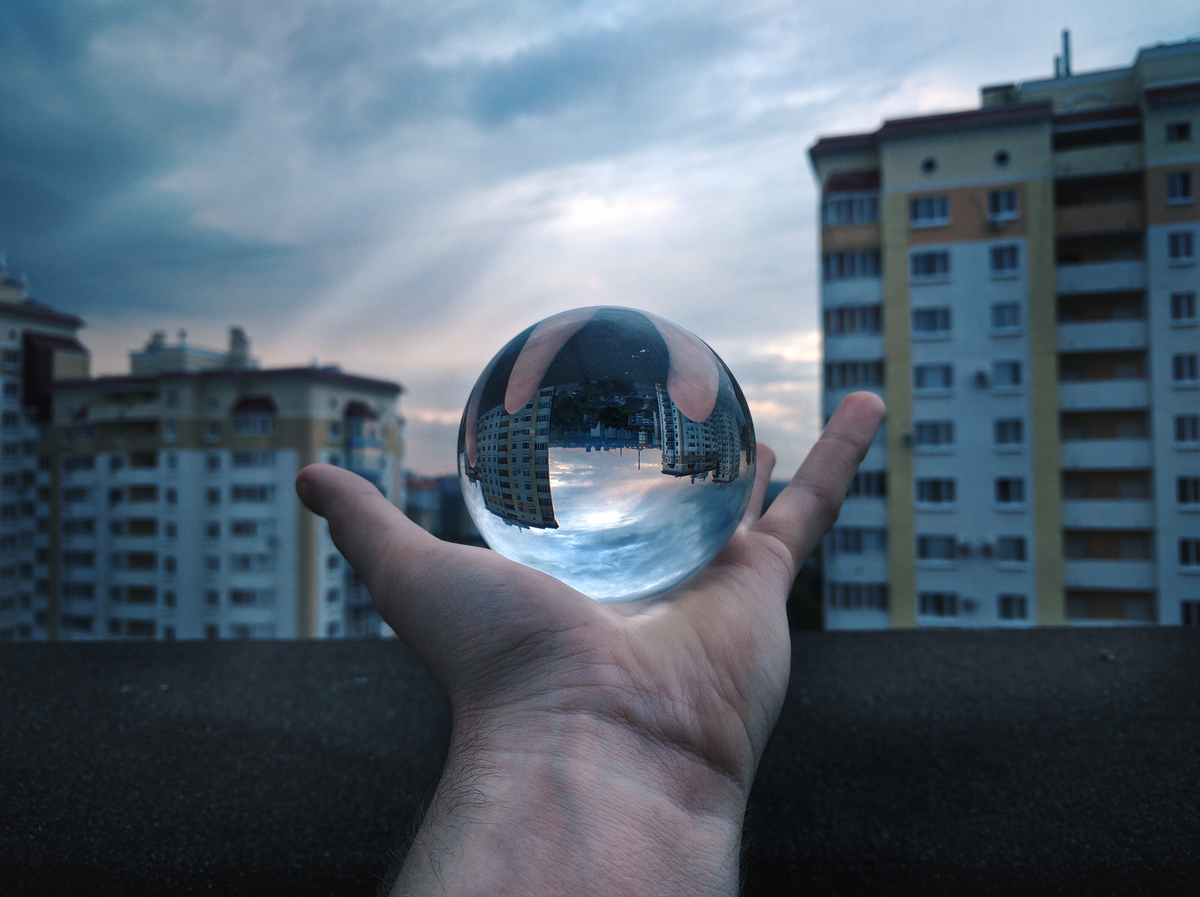 Cities of glass. Глобус в руках. Фонарик в руке над глобусом. Urban Sphere.