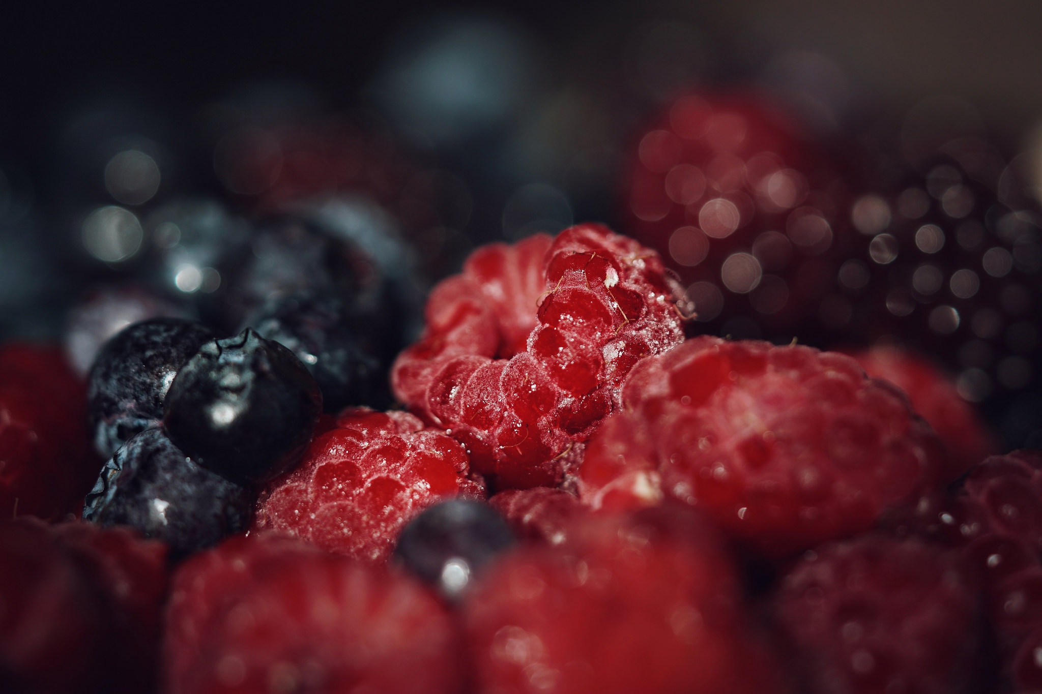 Macro Fruit Raspberry Blueberry 2048x1365