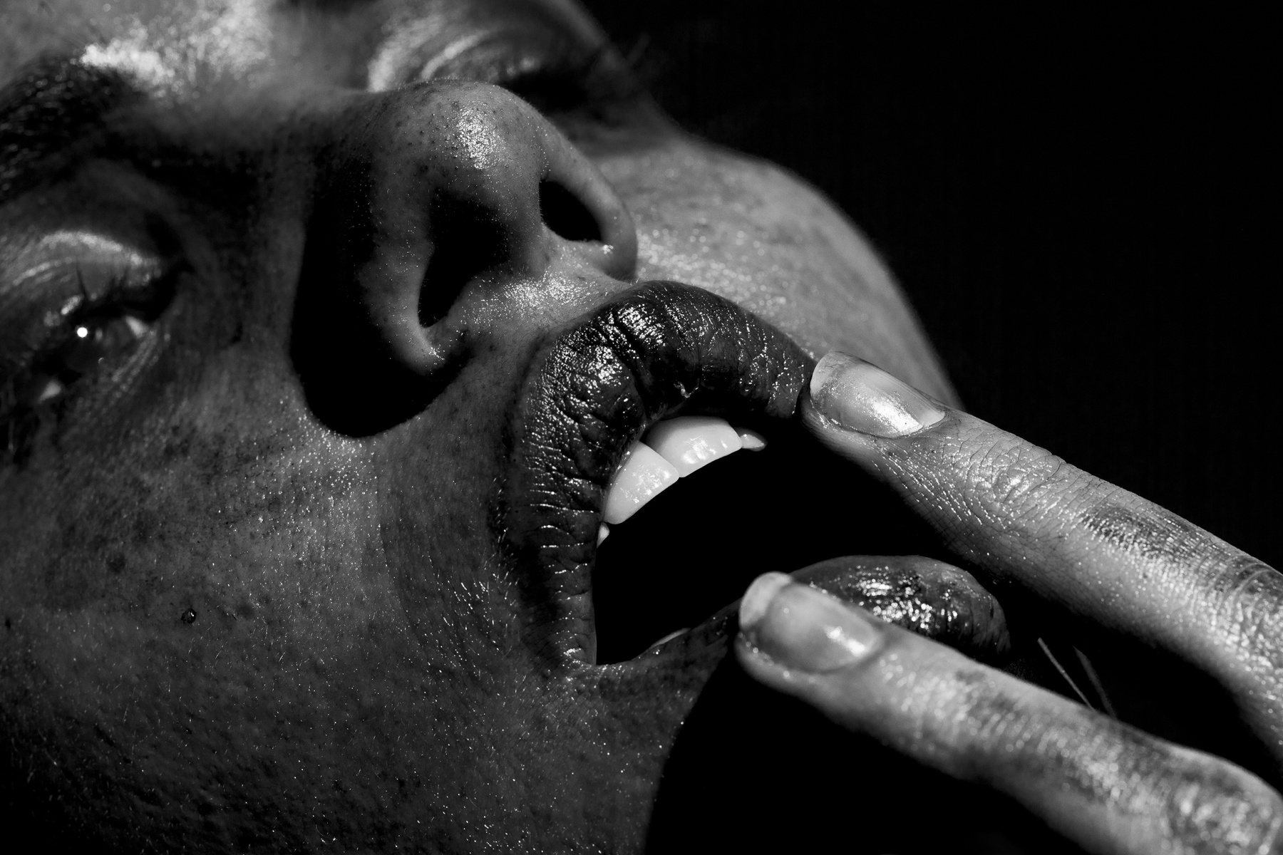 Women Monochrome Closeup Model Open Mouth 1800x1200