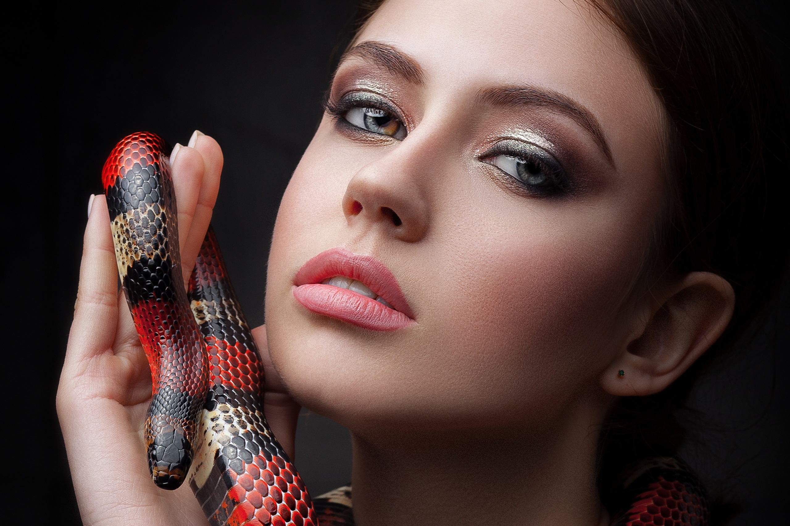 Natalia Gritsenko Face Hand Portrait Snake Makeup 2560x1707