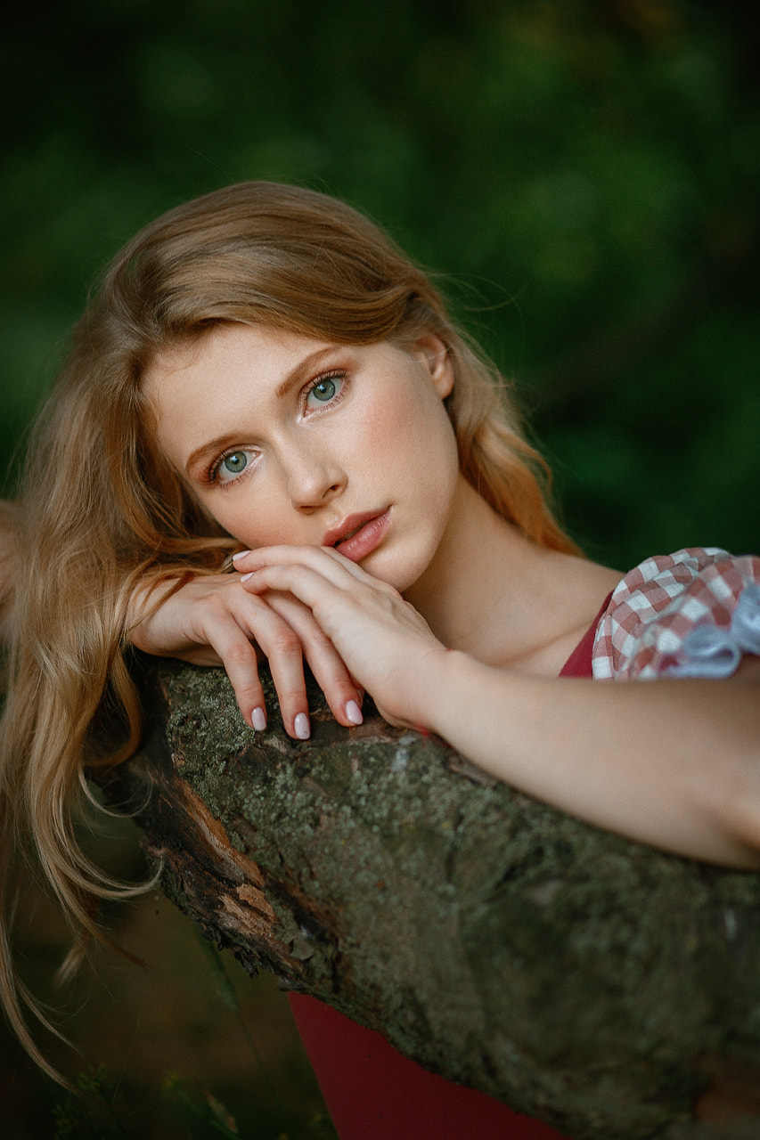 Nastasya Parshina Women Blonde Blue Eyes Blush Resting Head Branch Tree Bark Elizaveta Podosetnikova 853x1280