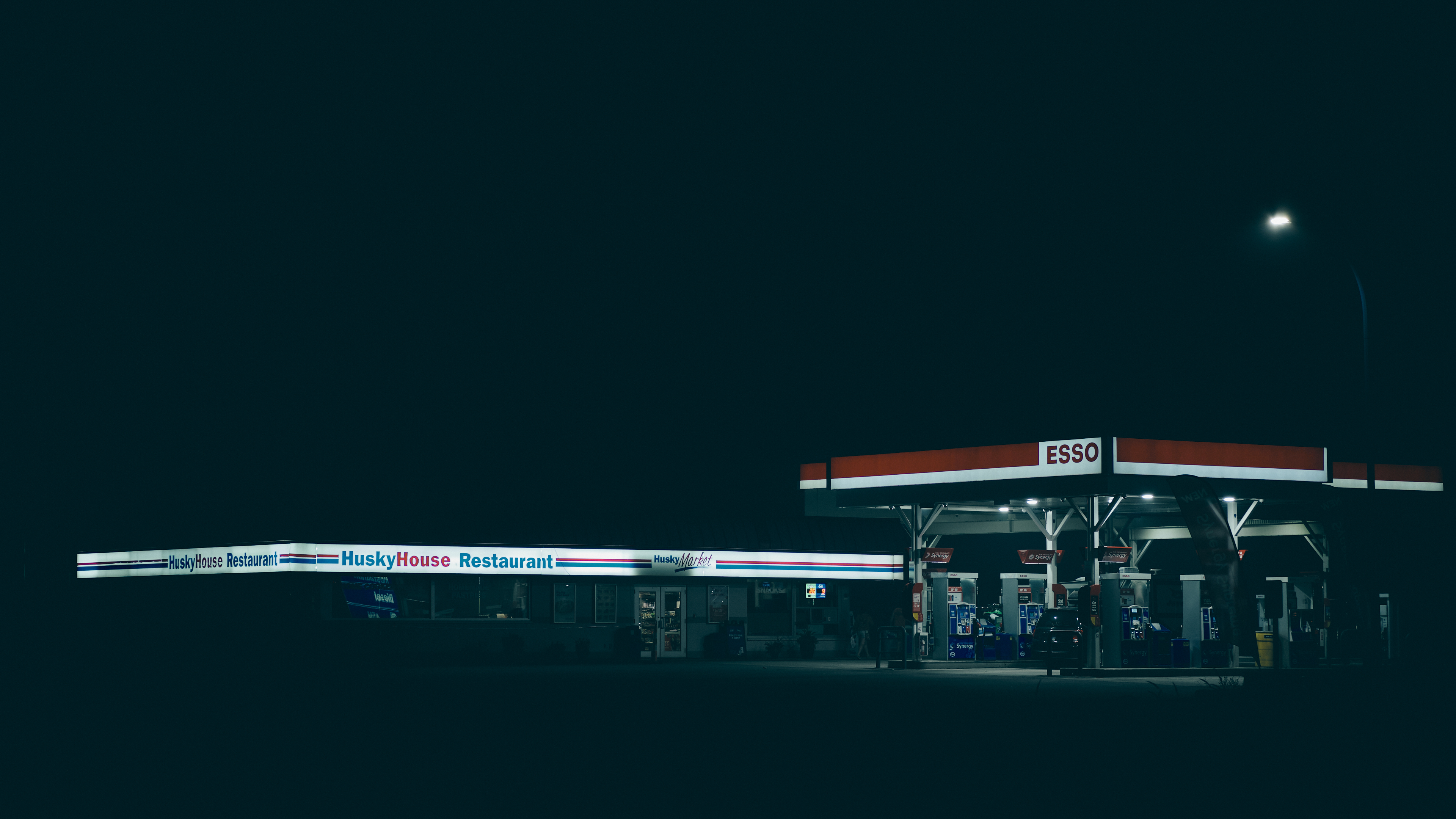 Gas Station Night Photography 3840x2160